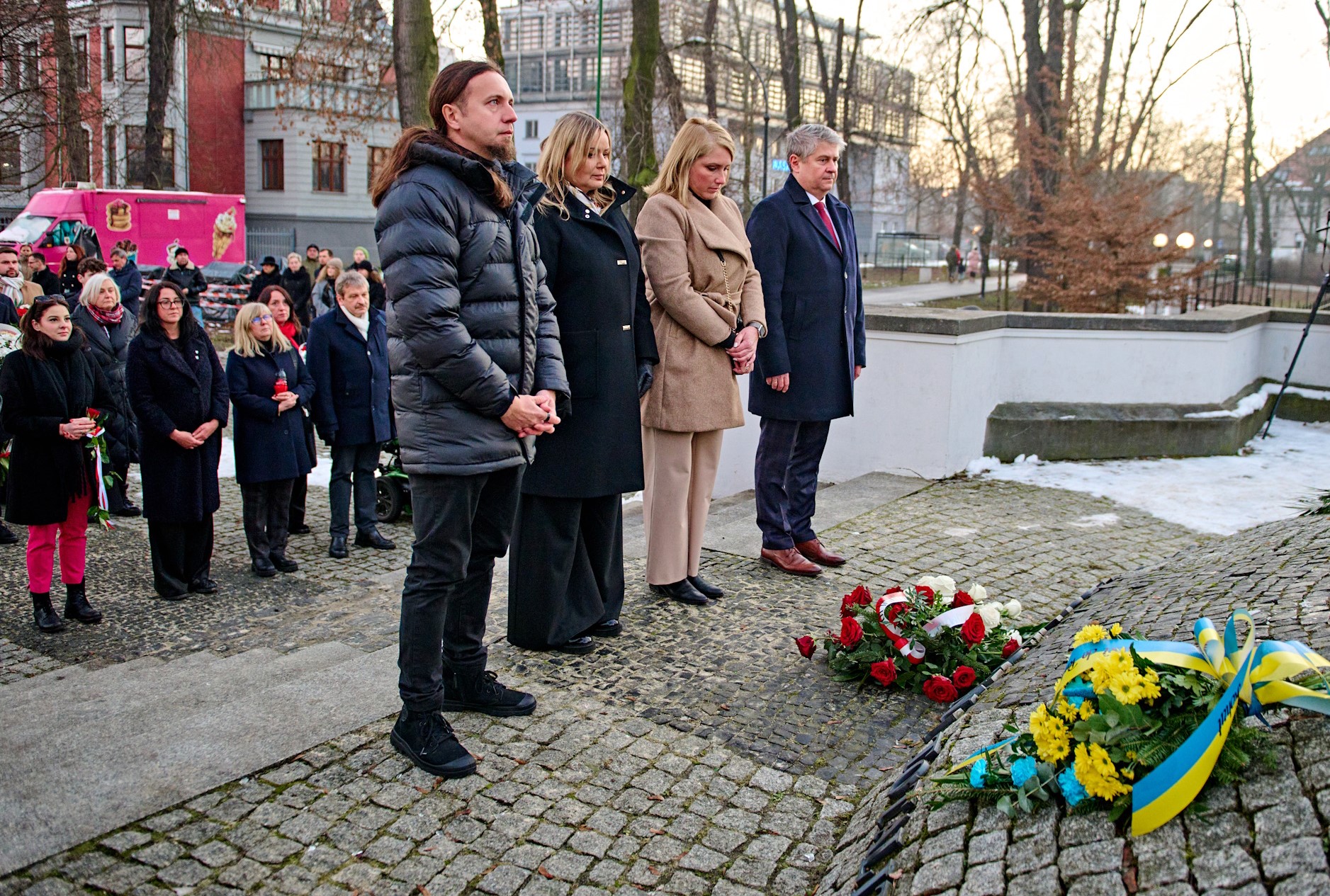 Prezydent Gliwic i inni przedstawiciele składają kwaty przy pomniku