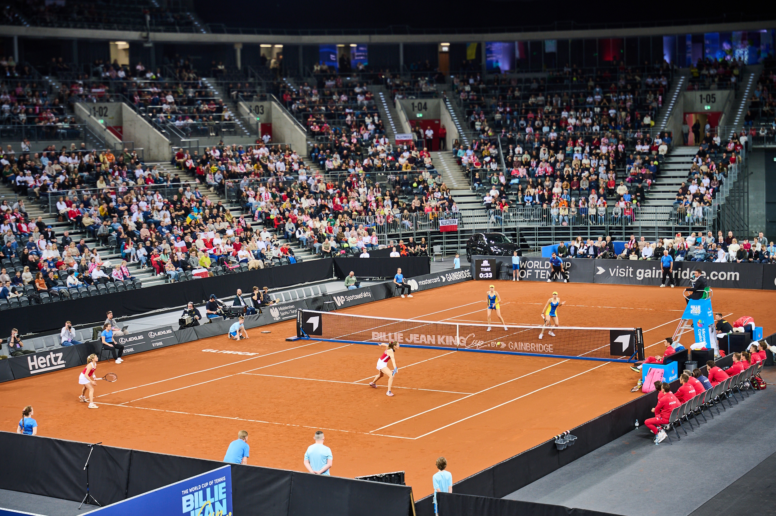 Boisko i pełne trybuny