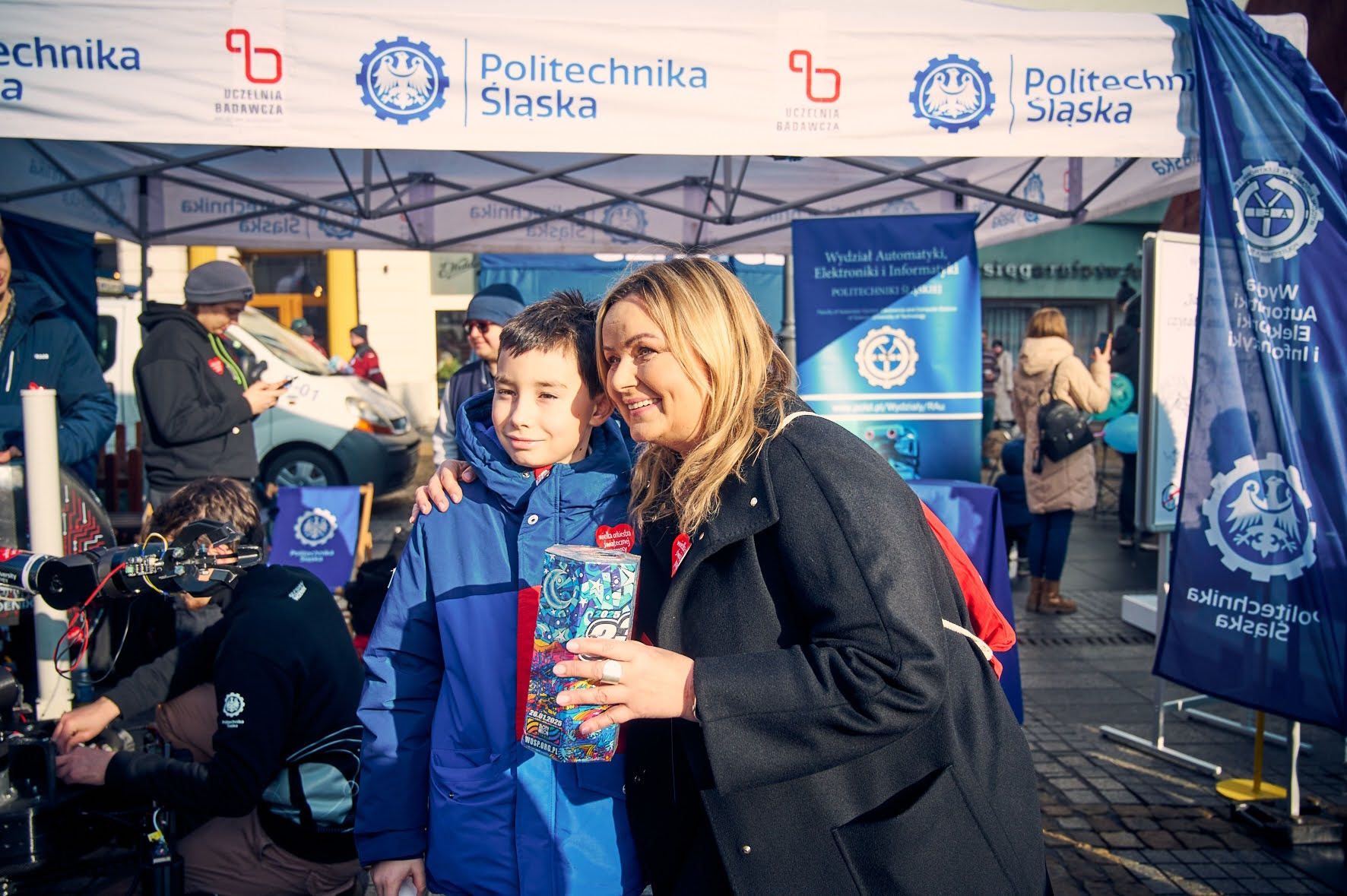 Prezydent Gliwic Katarzyna Kuczyńska-Budka pozuje do zdjęcia z puszką i chłopcem