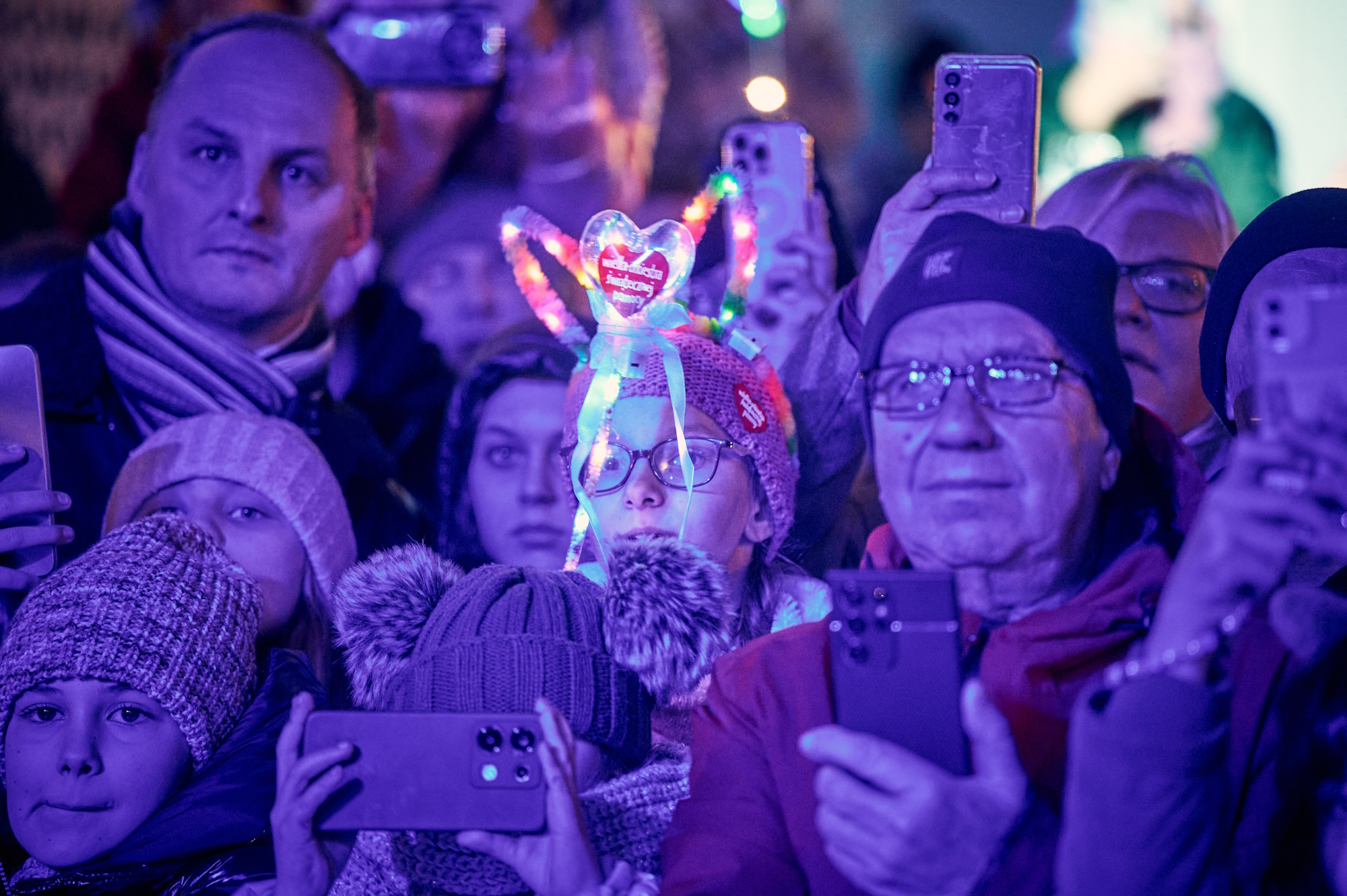 Ludzie pod sceną ogladają koncert