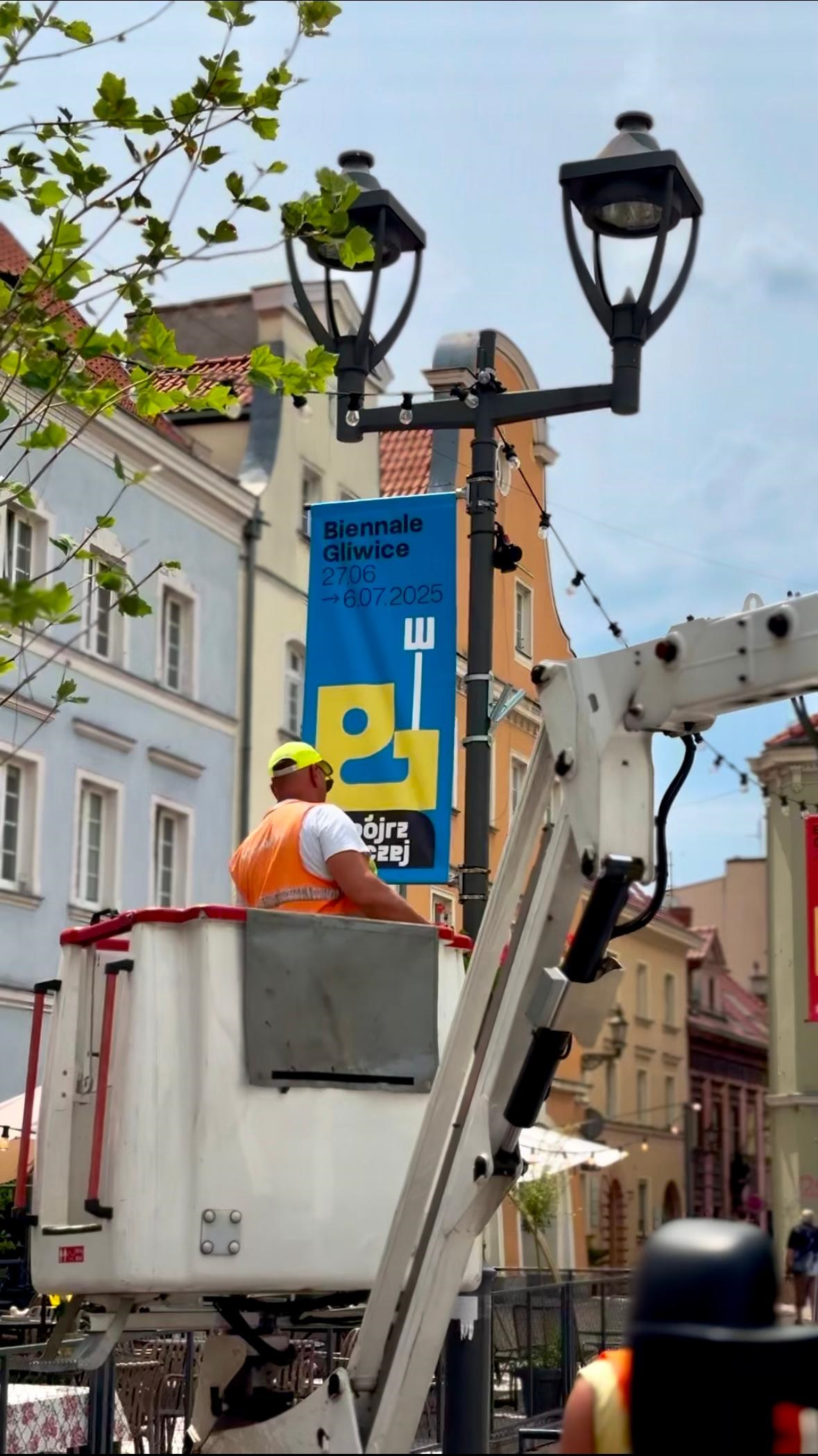Montaż plakatu Biennale Gliwice na Rynku
