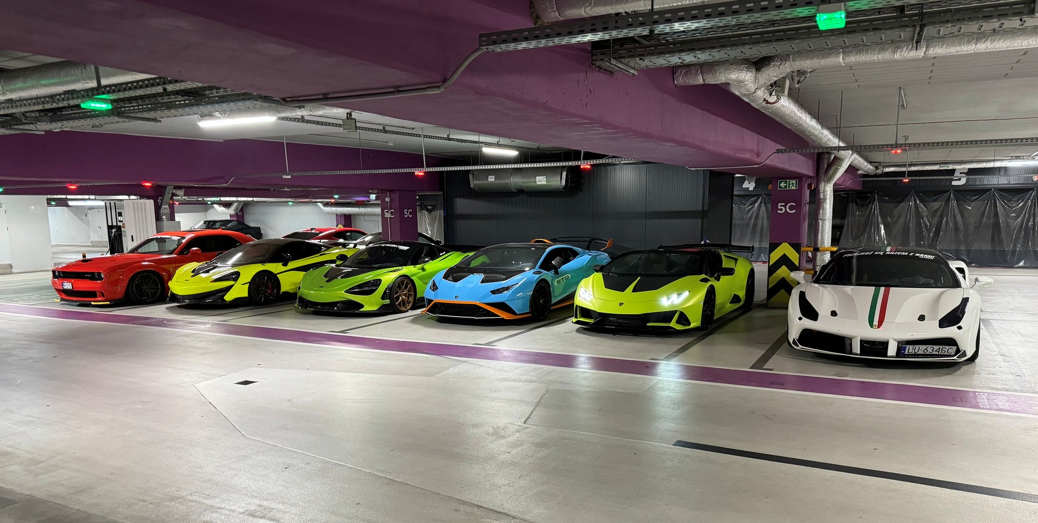 Sportowe samochody na parkingu podziemnym