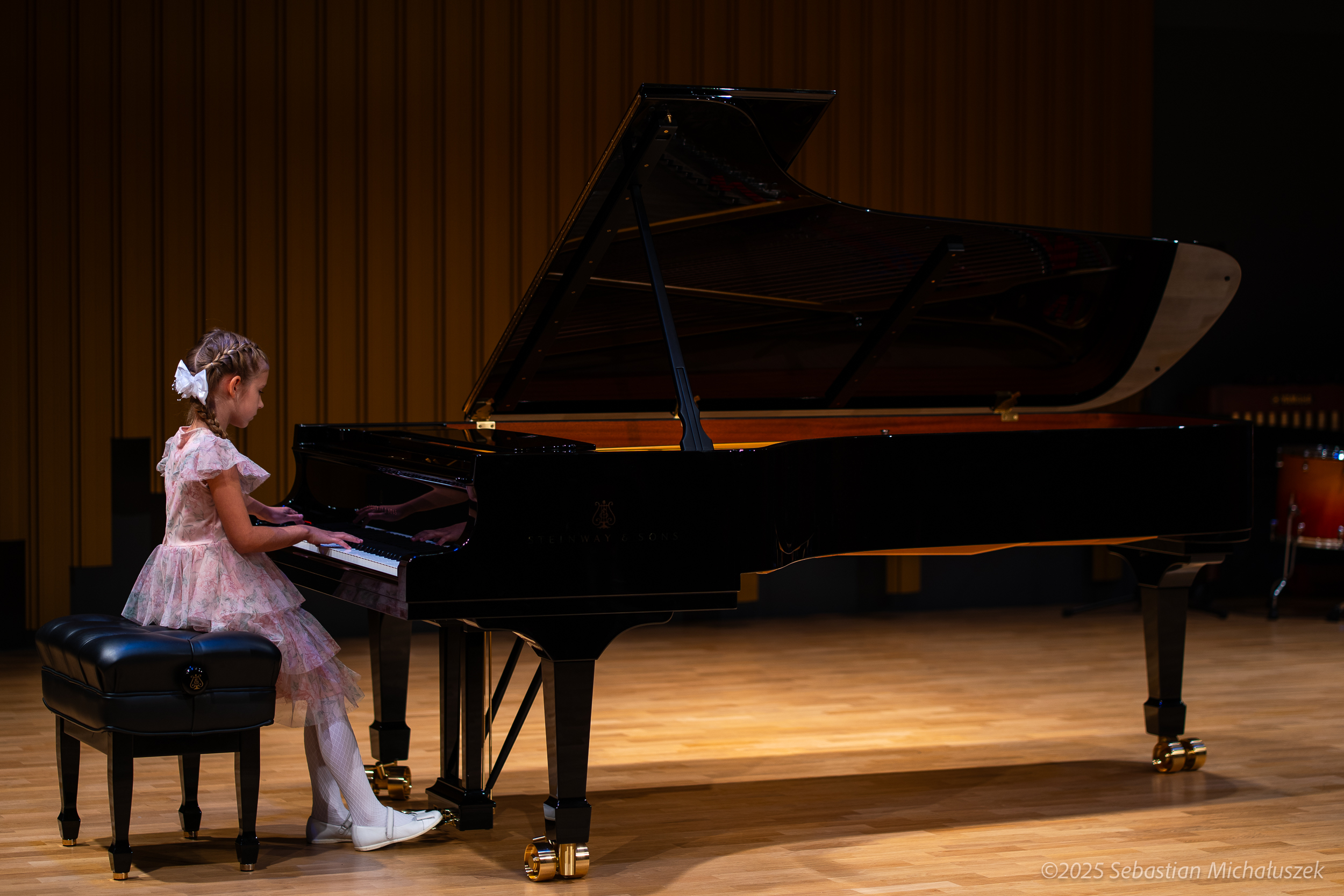 dziewczynka przy fortepianie
