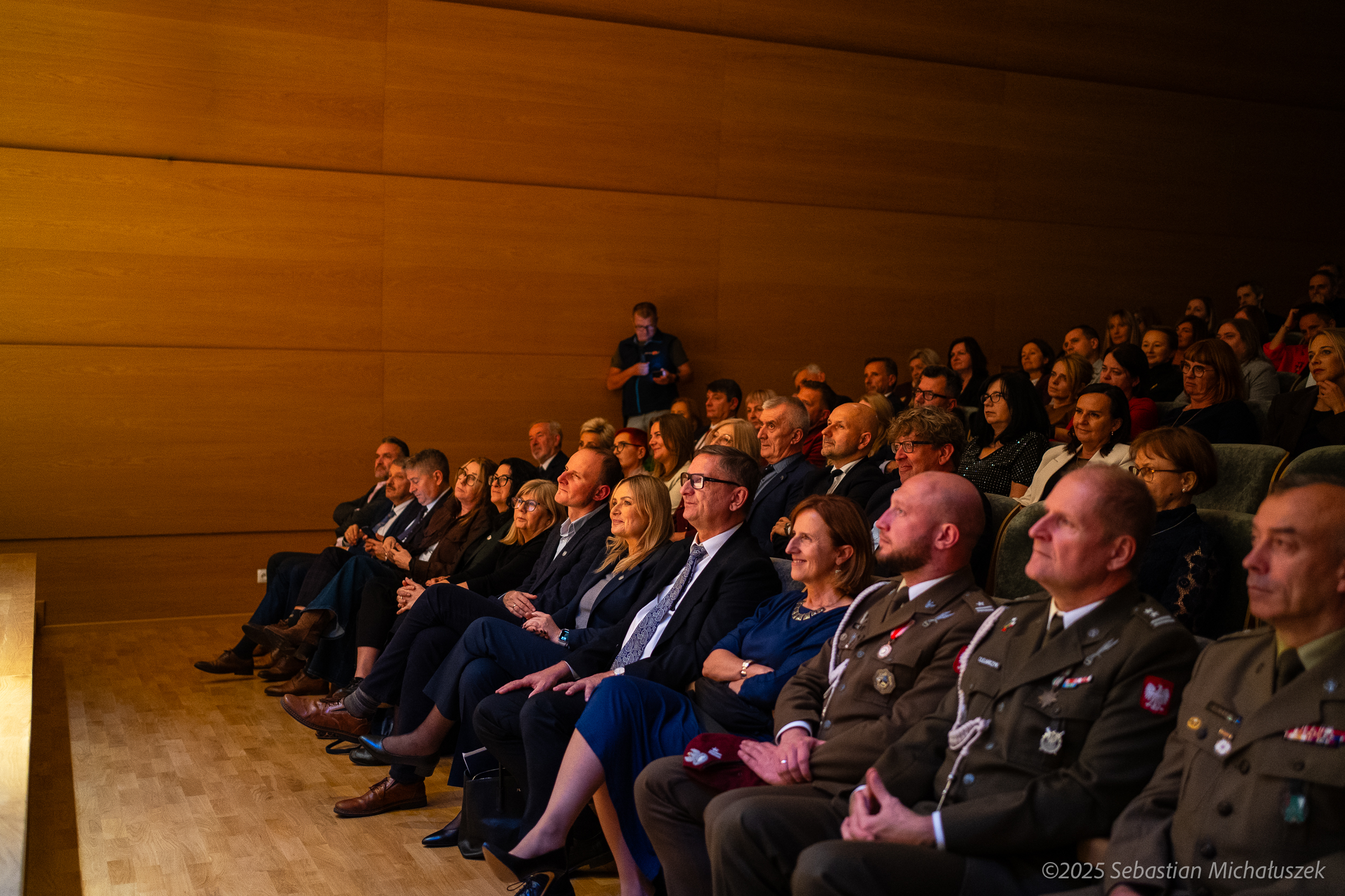 ludzie na fotelach w szkole muzycznej