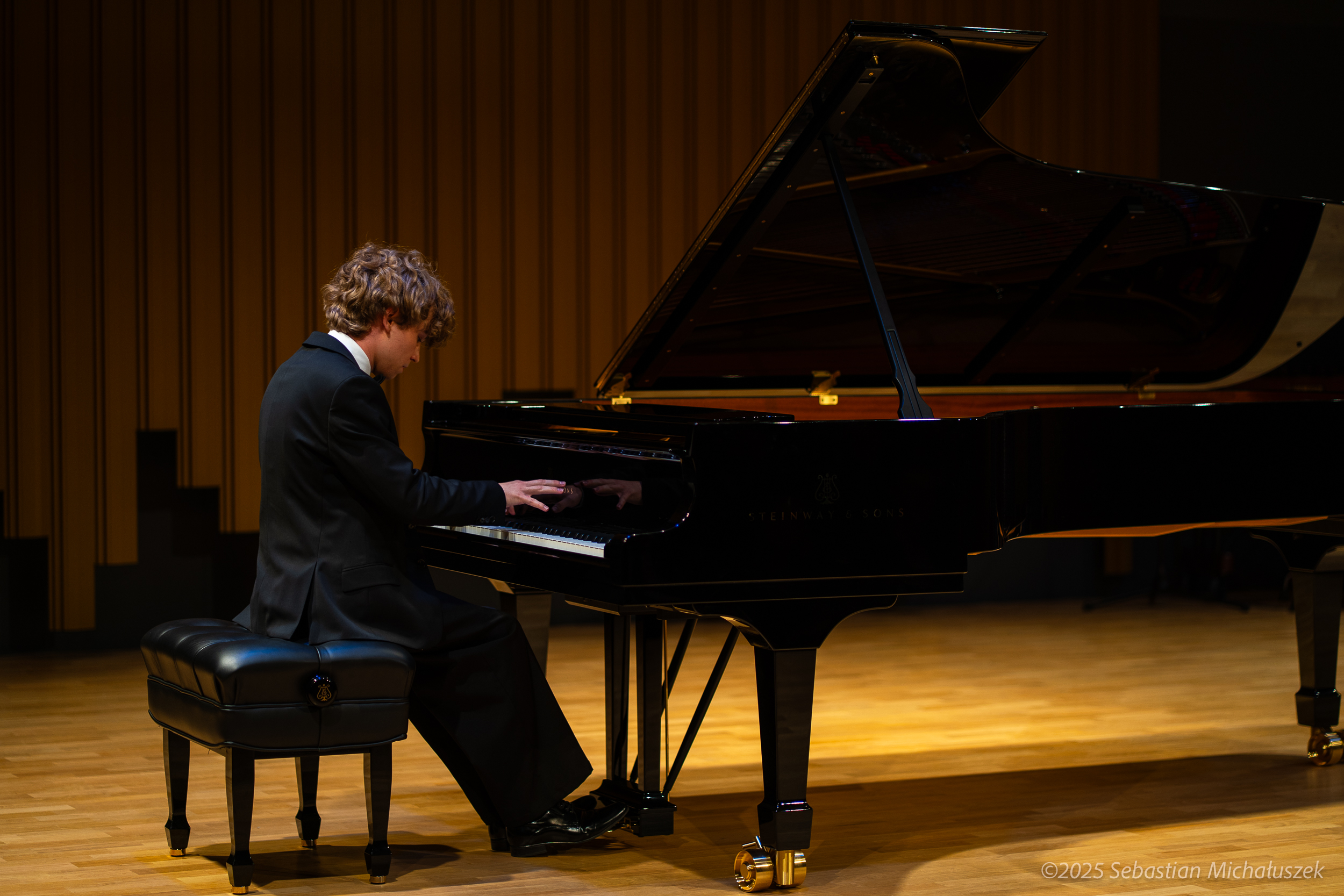 chłopak przy pianinie