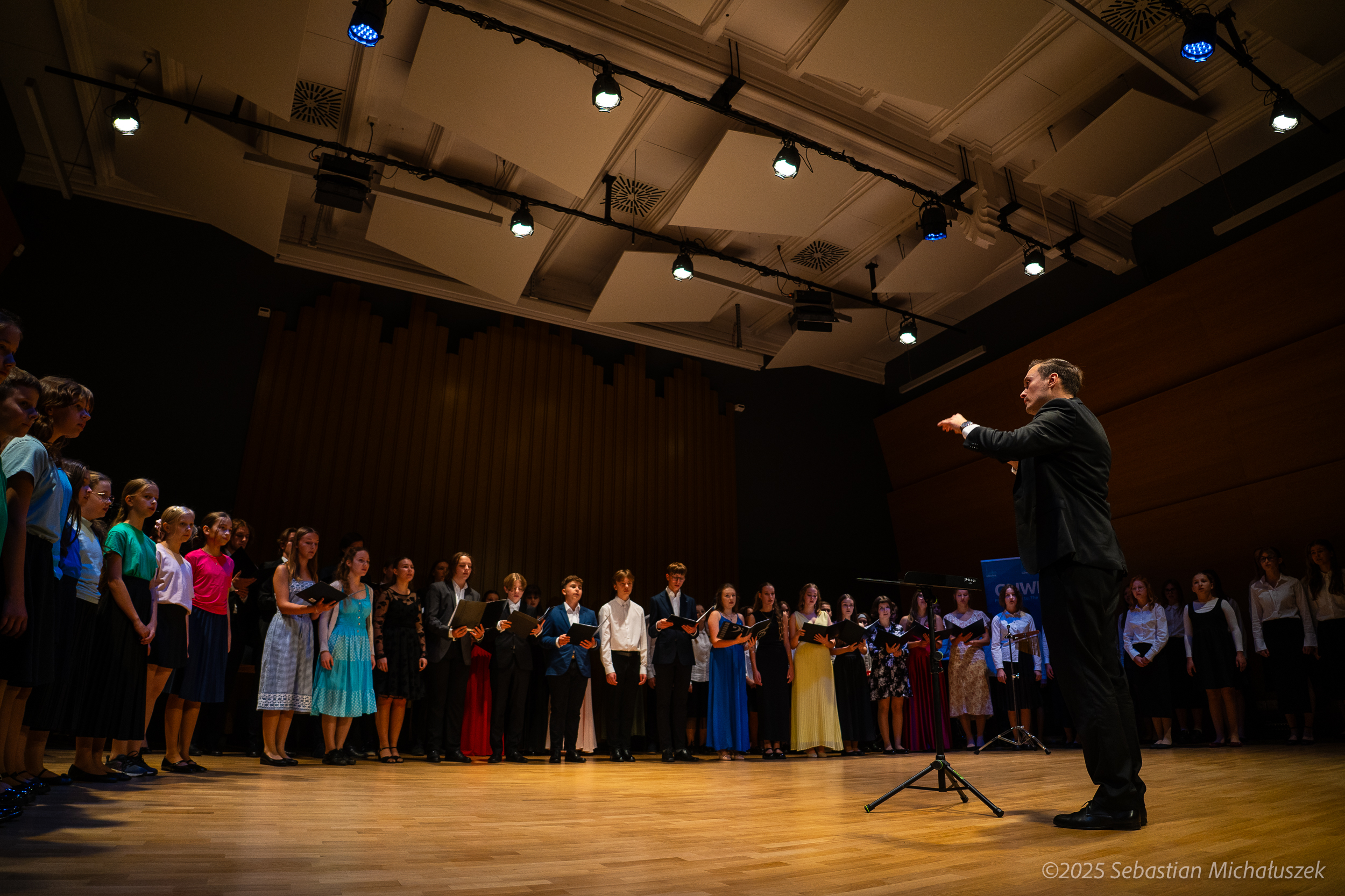 artyści i dyrygent na scenie