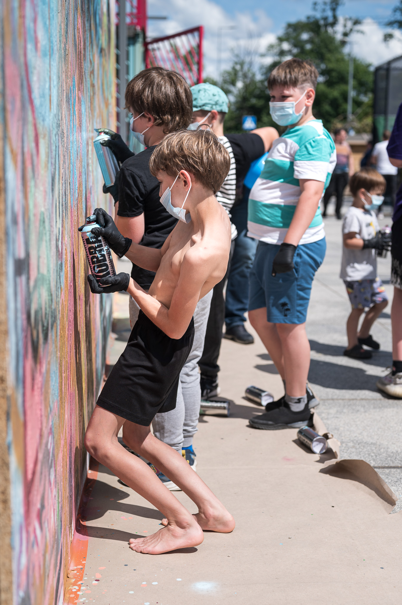 Dzieci tworzące graffiti