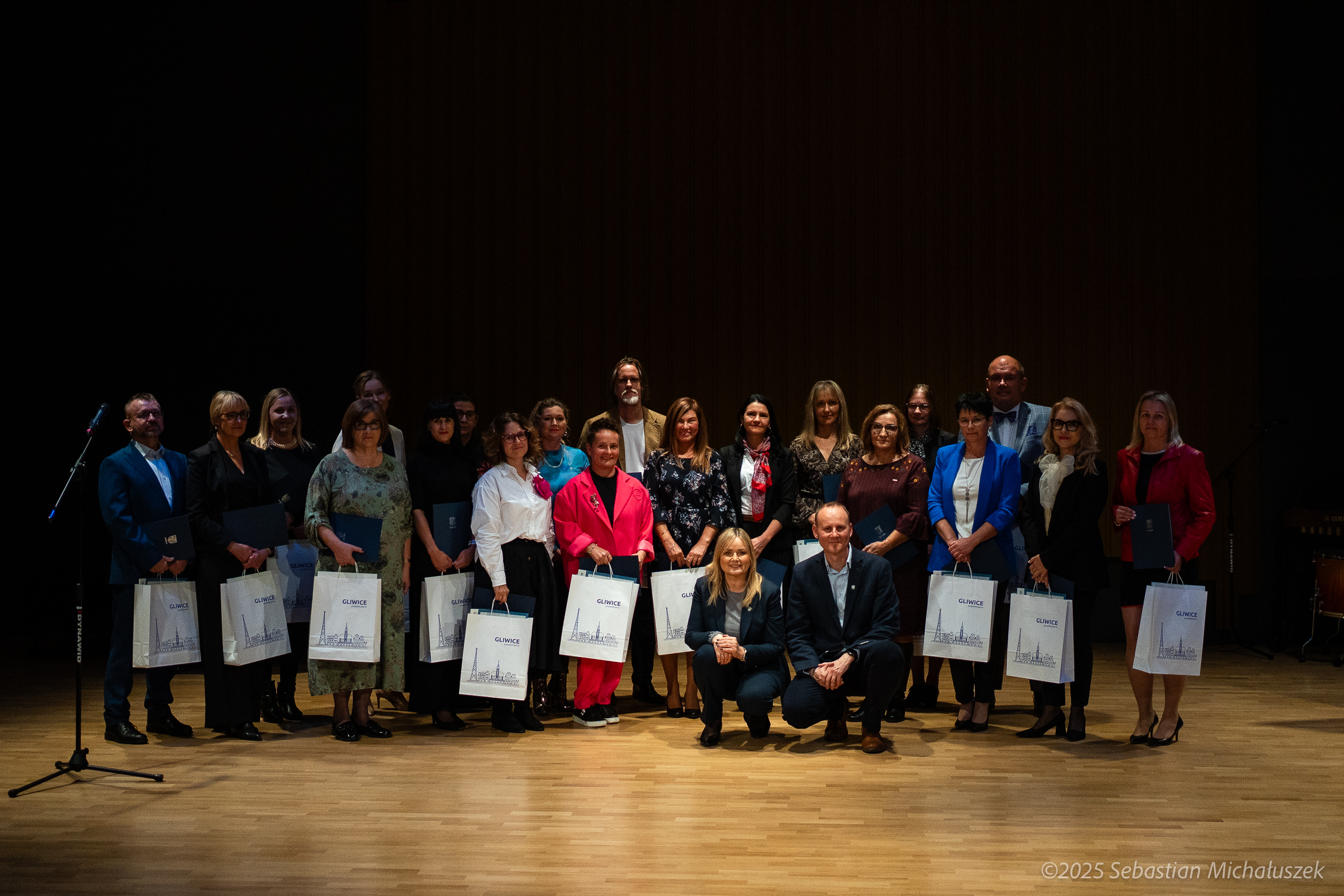 prezydenci i nauczyciele na scenie w szkole muzycznej
