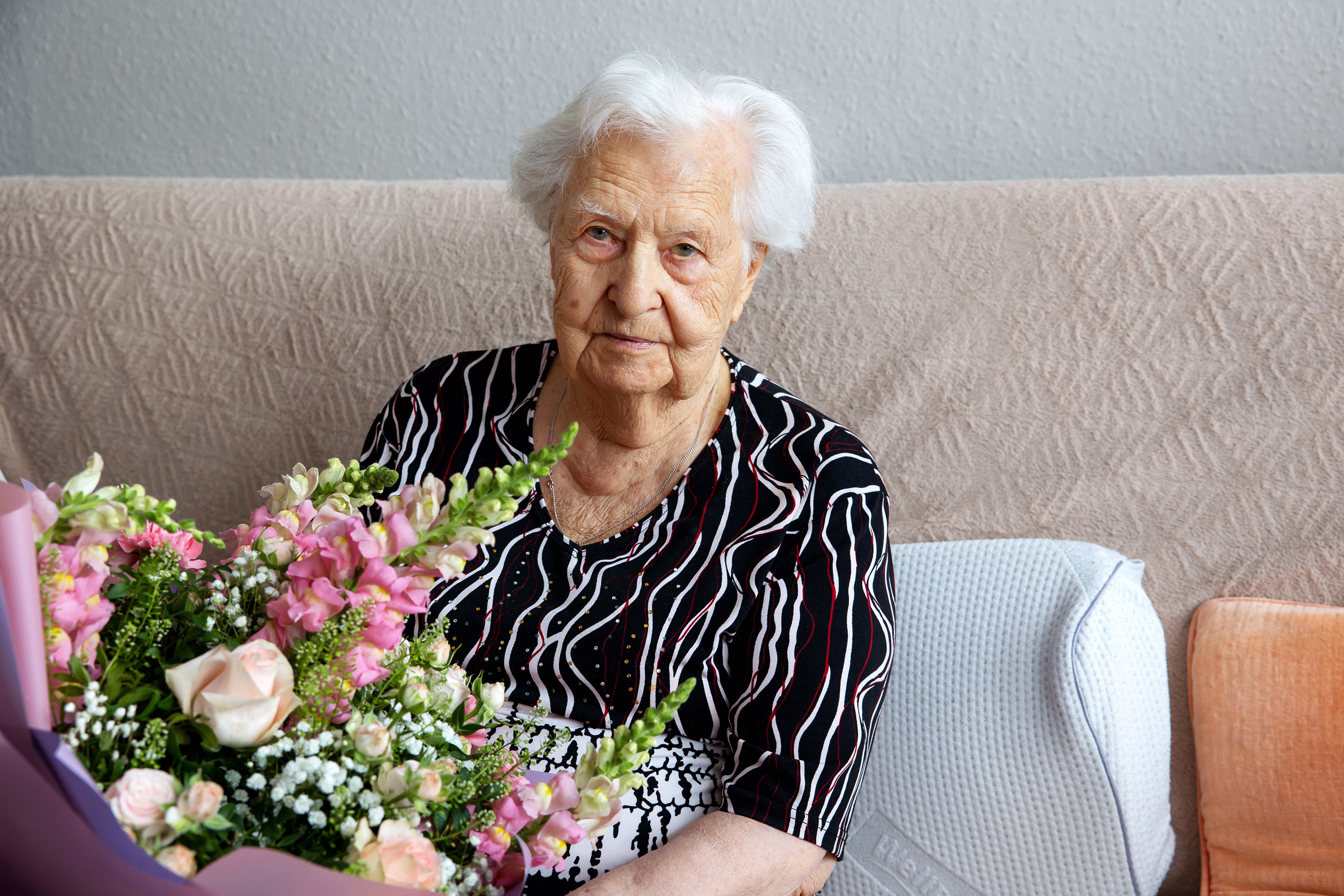 Solenizantka Anna Dzirkowska z bukietem kwiatów