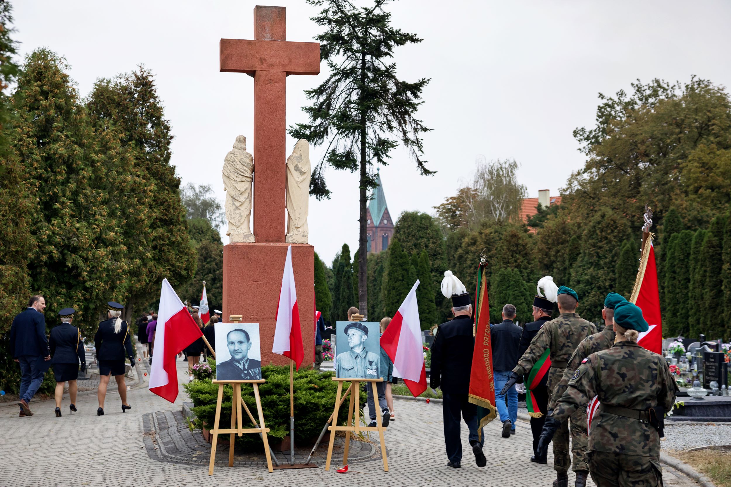 żołnierze pod krzyżem