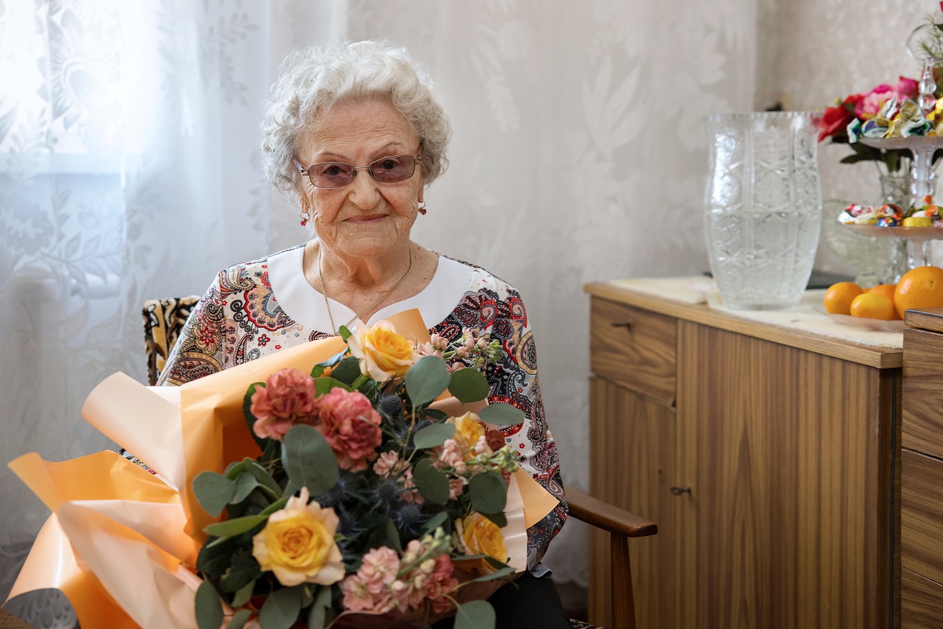 Irena Kowalczyk z bukietem kwiatów