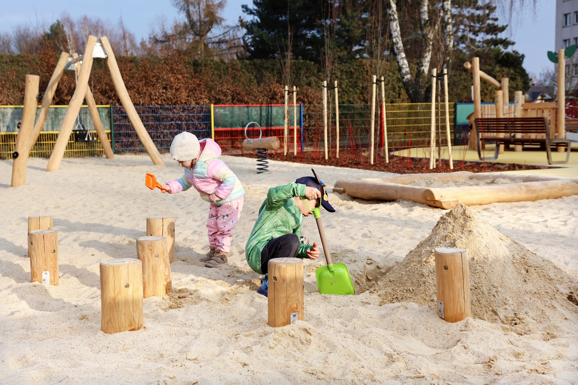 dwoje dzieci w piaskownicy