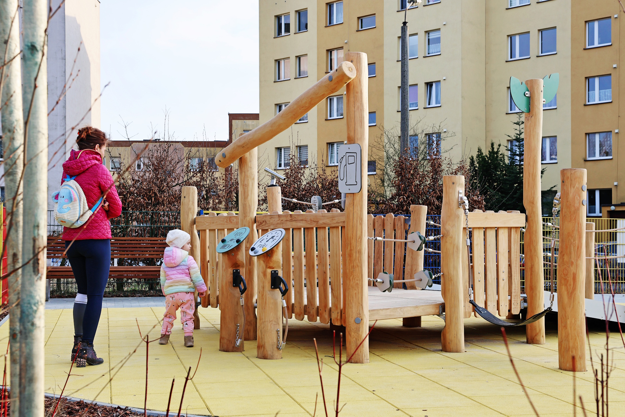 kobieta i dziecko na placu zabaw