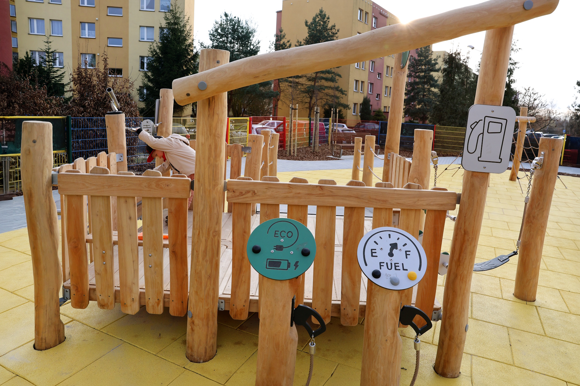 drewniane urządzenie zabawowe na placu zabaw