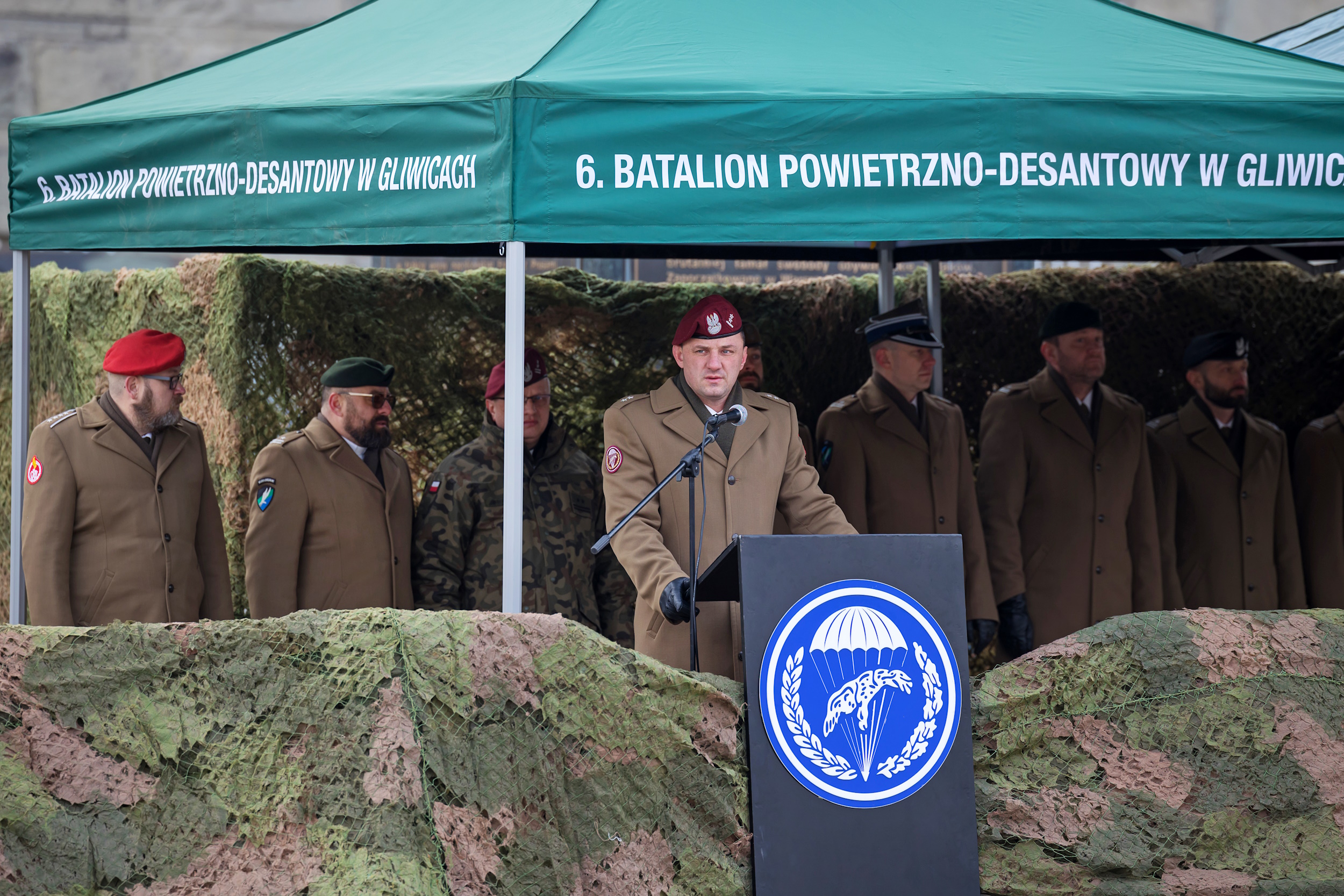 Dowódca 6. Batalionu Powietrznodesantowego przemawiający do gości