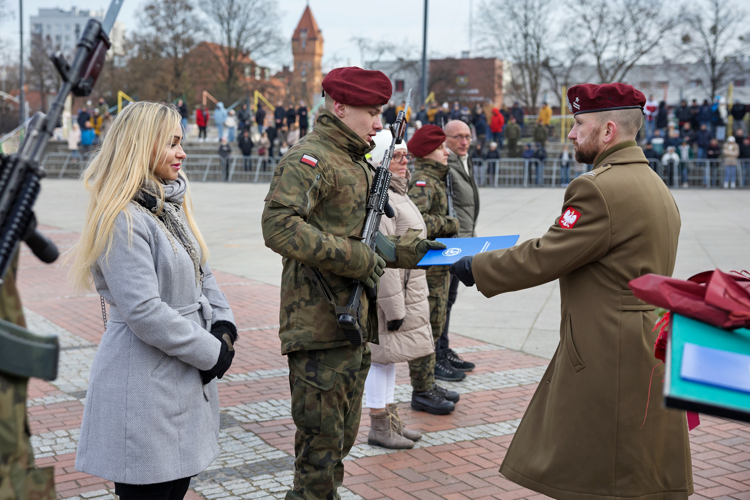 Żołnierz odbierający ślubowanie