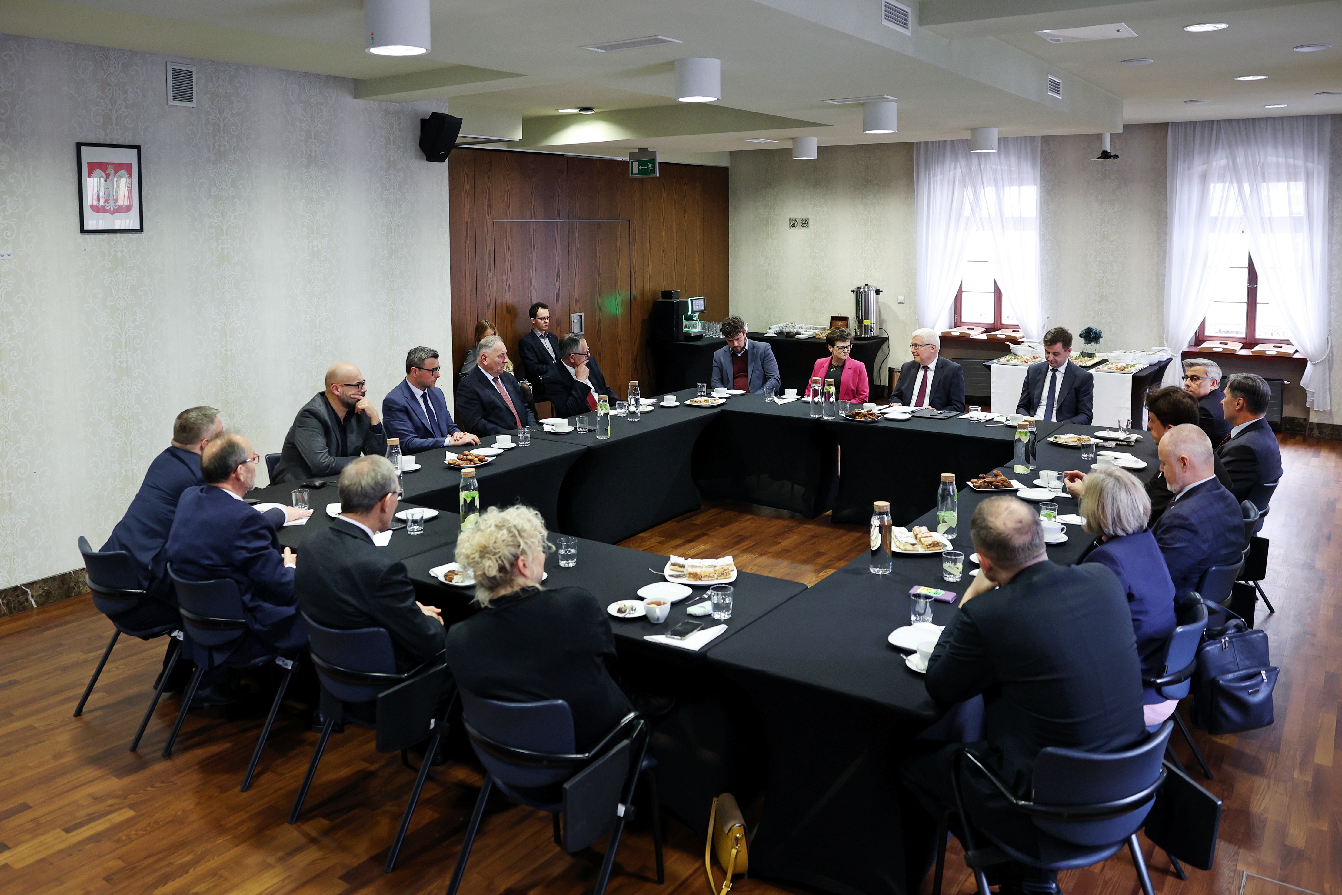 Samorządowcy powiatu gliwickiego siedzący przy stole z parlamentarzystami