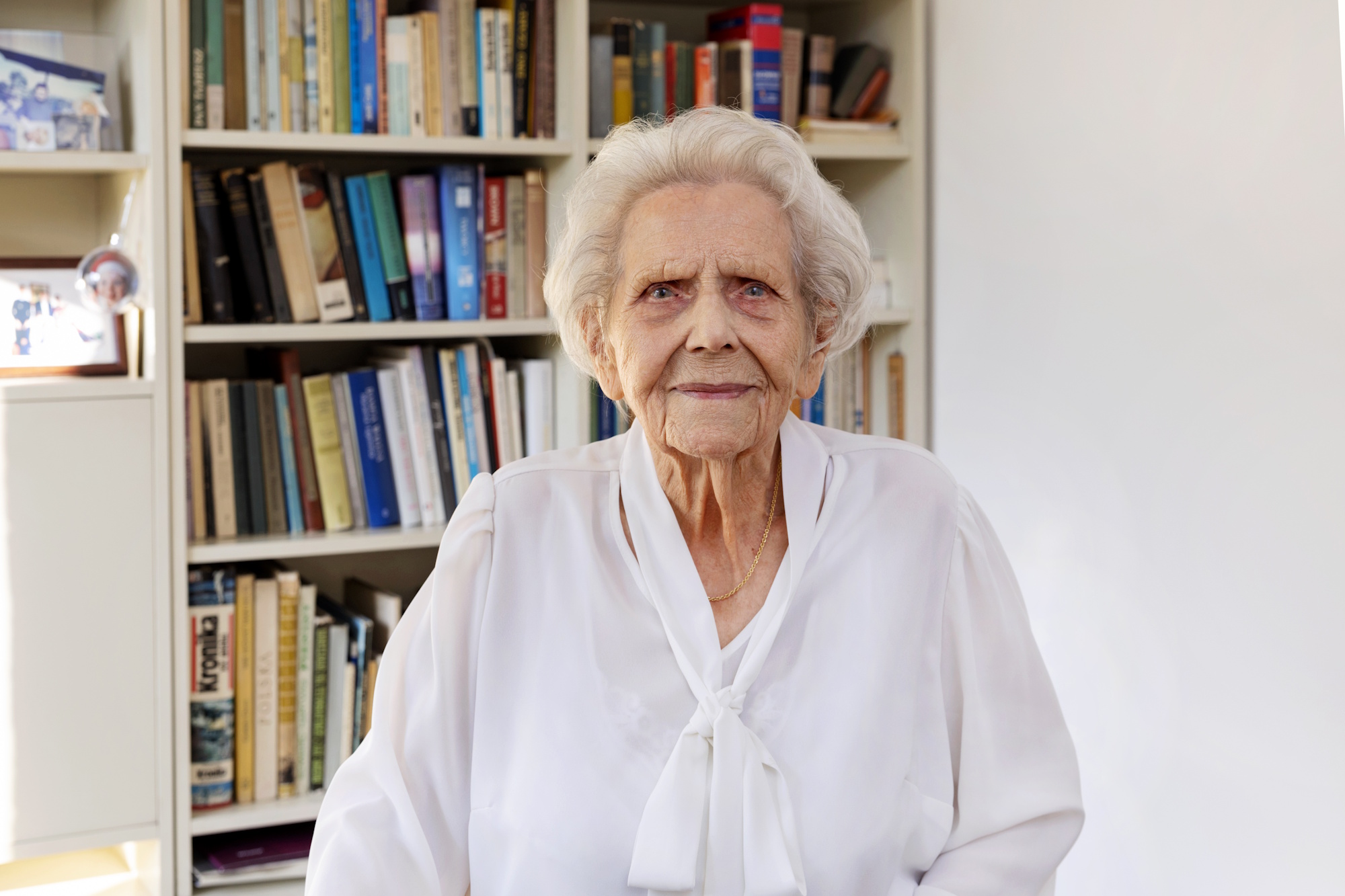 solenizantka w białej bluzce