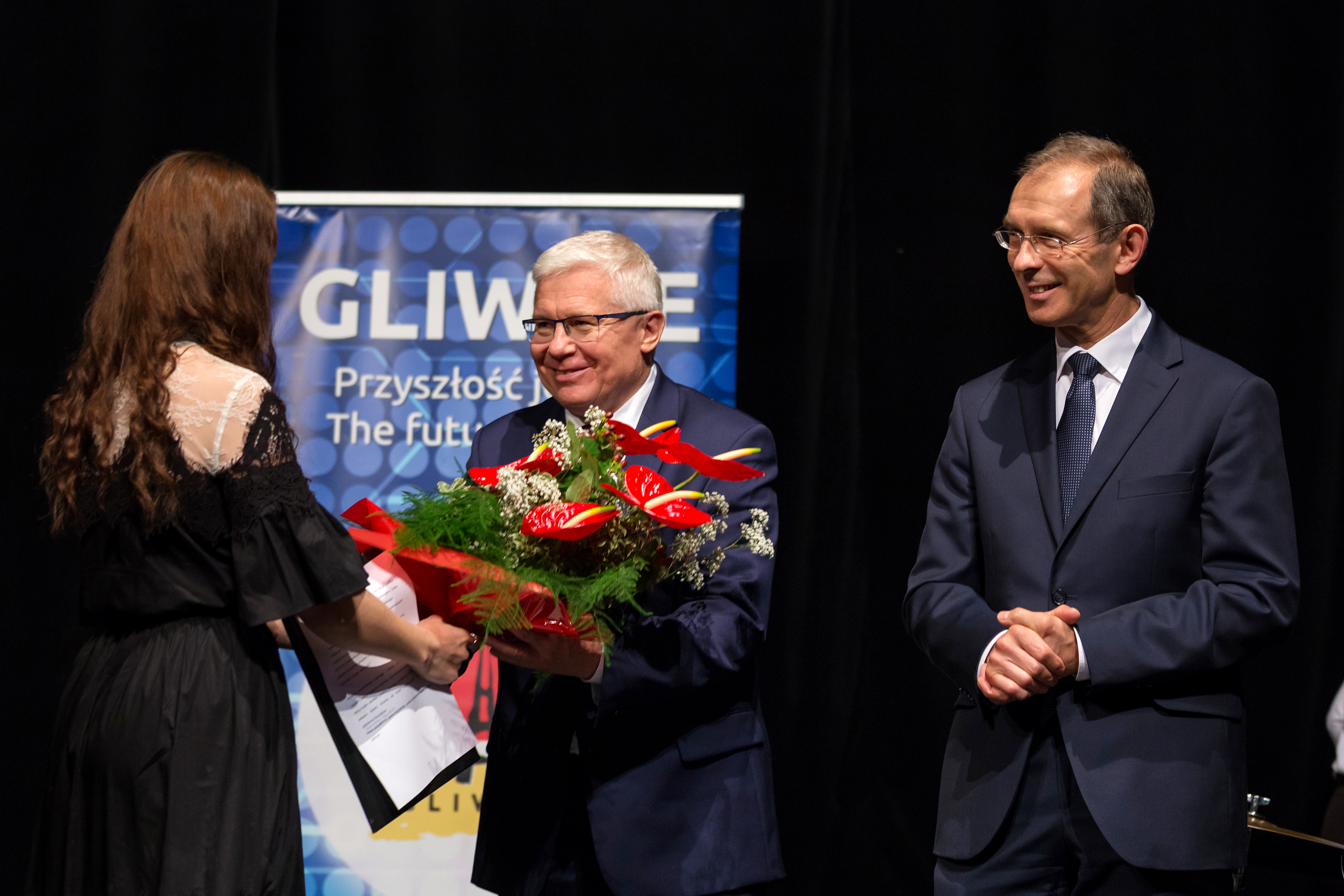 Zygmunt Frankiewicz i Adam Neumann gratulują laureatce