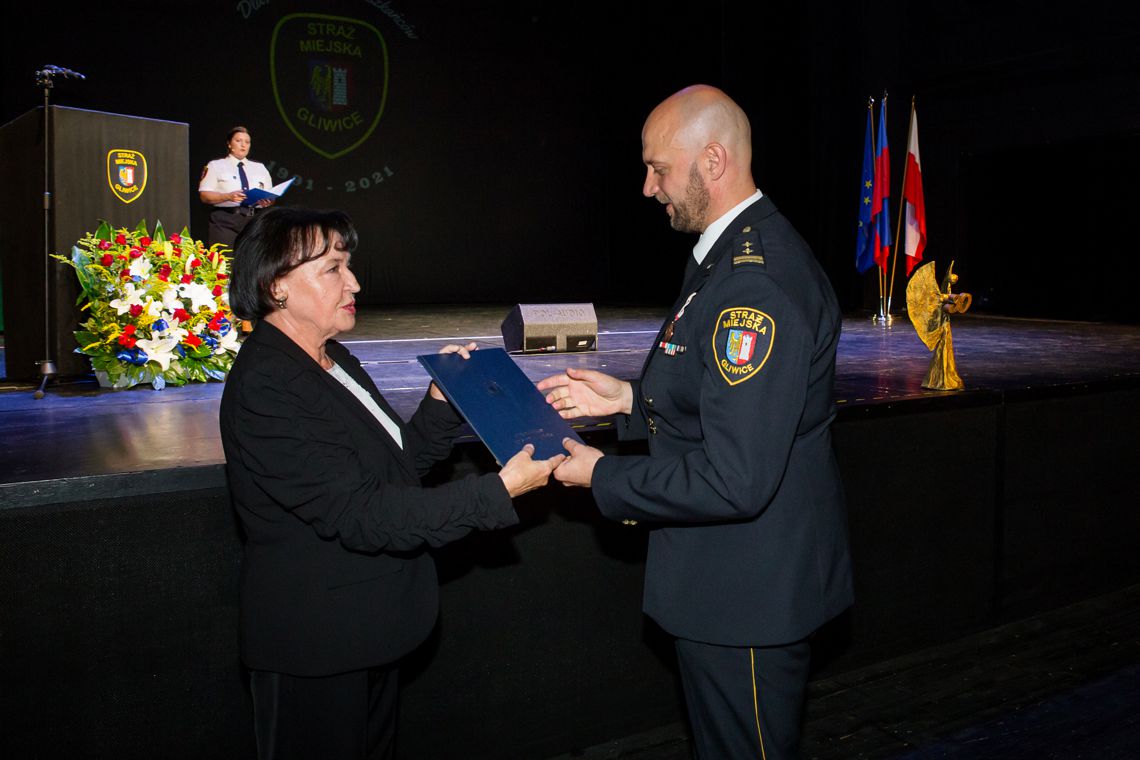 Gratulacje na ręce komendanta Straży Miejskiej w Gliwicach złożyła Krystyna Sowa, wiceprzewodnicząca Rady Miasta Gliwice