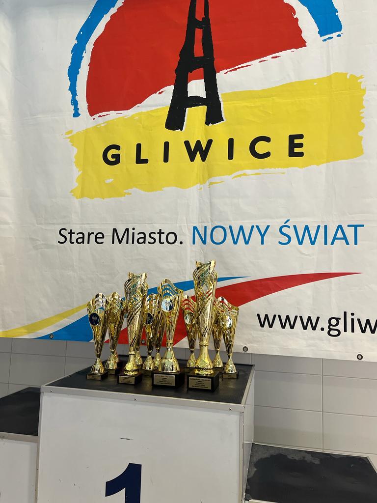 Puchary na tle logo Gliwic