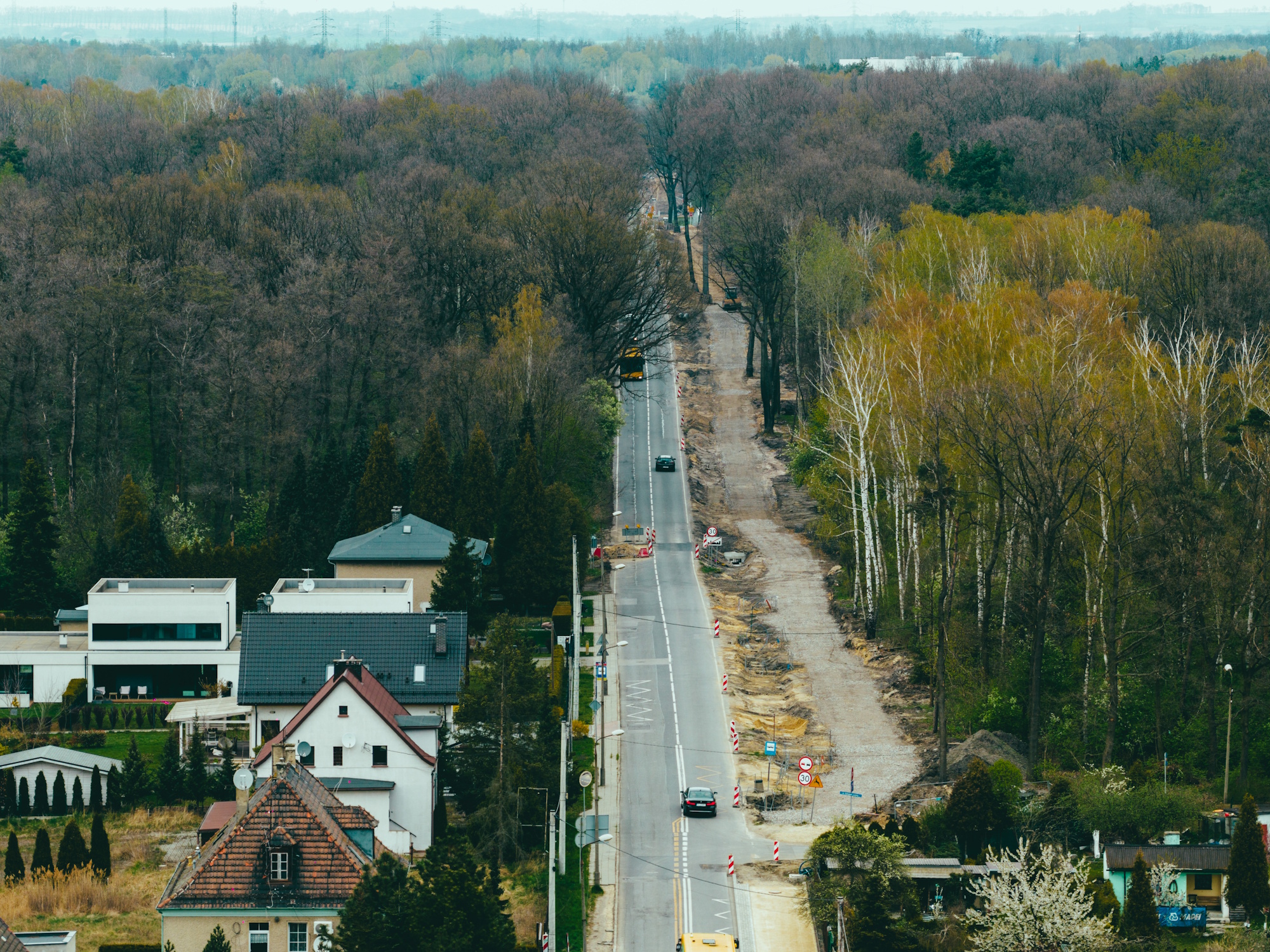 Wzdłuż ul. Strzelców Bytomskich, od ul. Narutowicza do ul. Jachtowej, powstaje blisko 2-kilometrowy ciąg pieszo-rowerowy