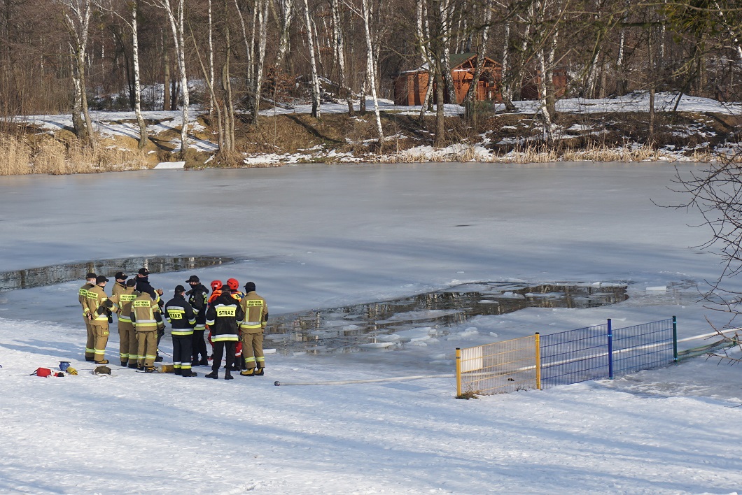 ćwiczenia strażaków na jeziorze 