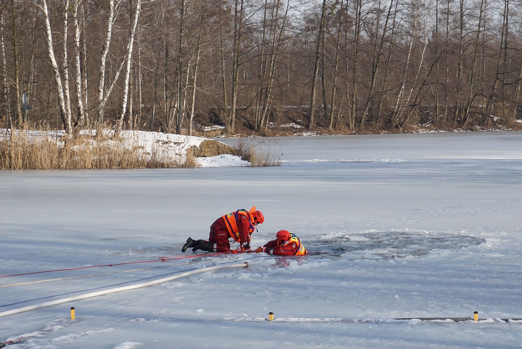 ćwiczenia na jeziorze w Czechowicach. Dwóch strażaków na lodzie