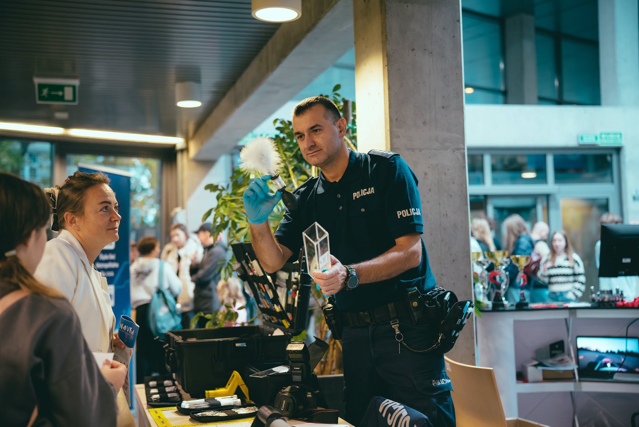 Policjant pokazujący sprzęt