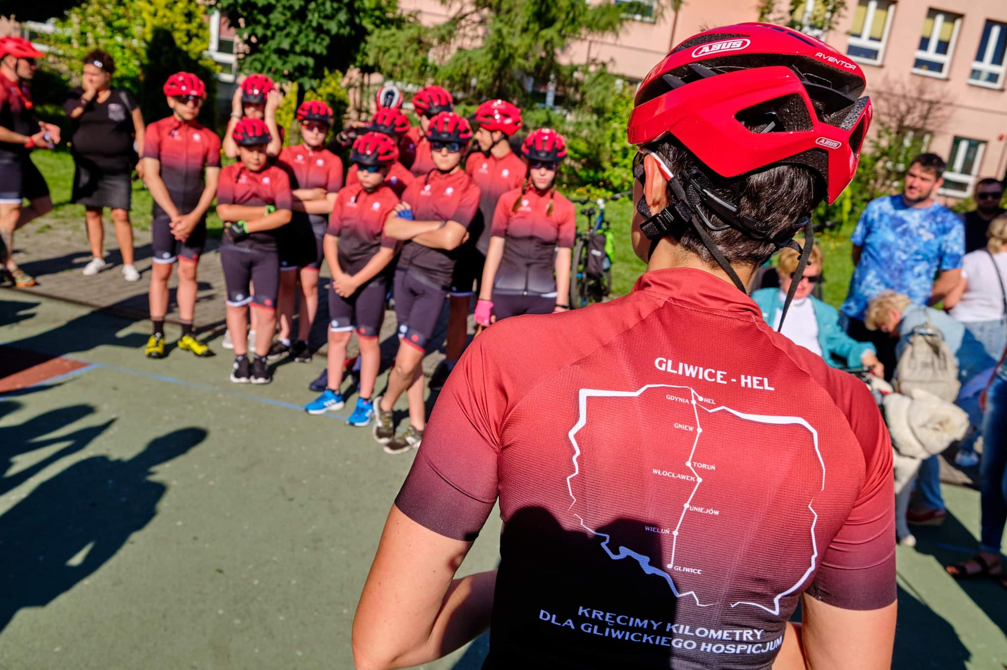 grupa w czerwonych rowerowych koszulkach