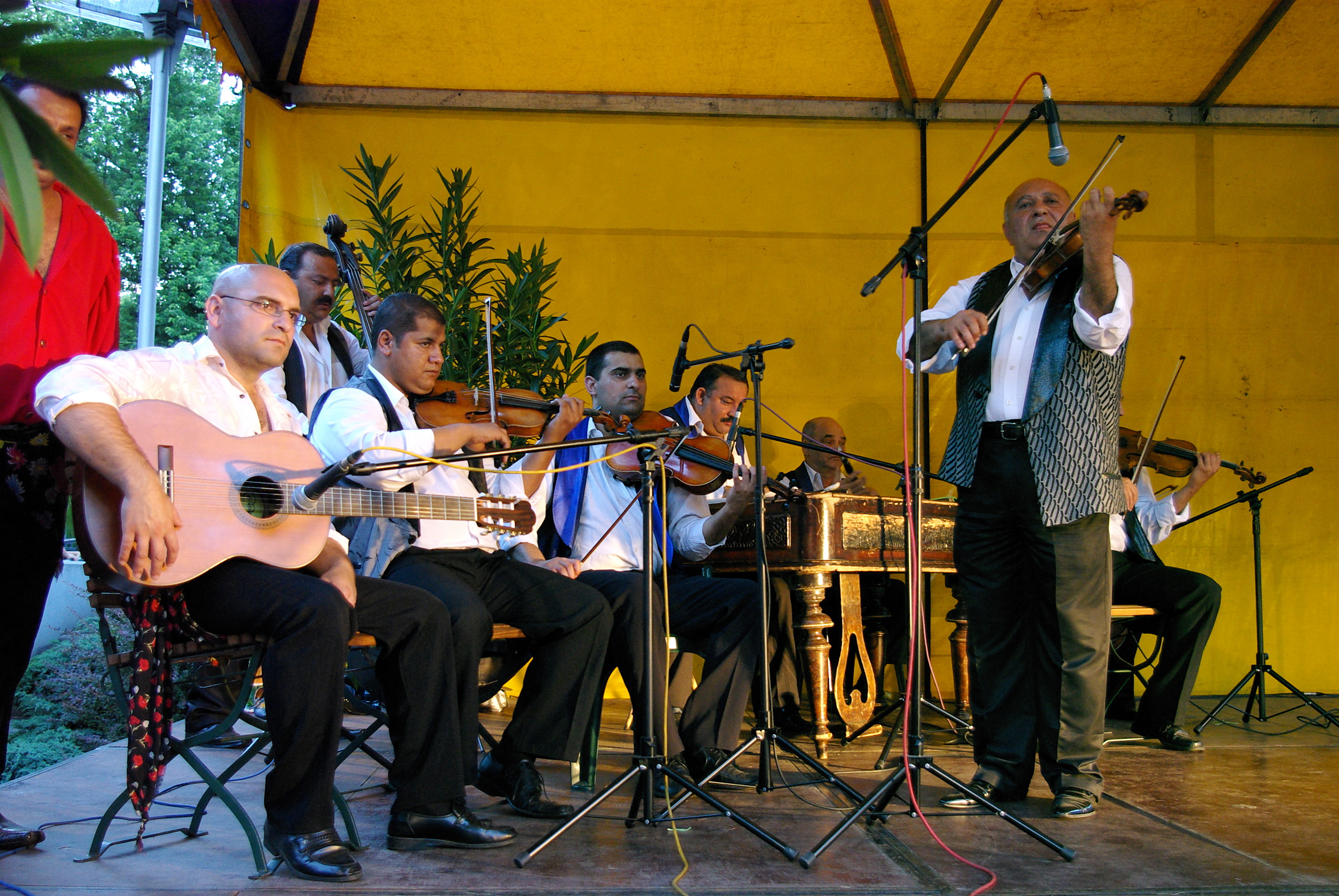 występ muzyków romskich
