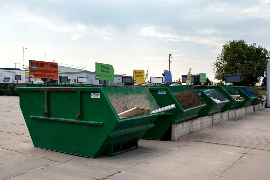 Zdjęcie kontenerów z różnymi typami odpadów