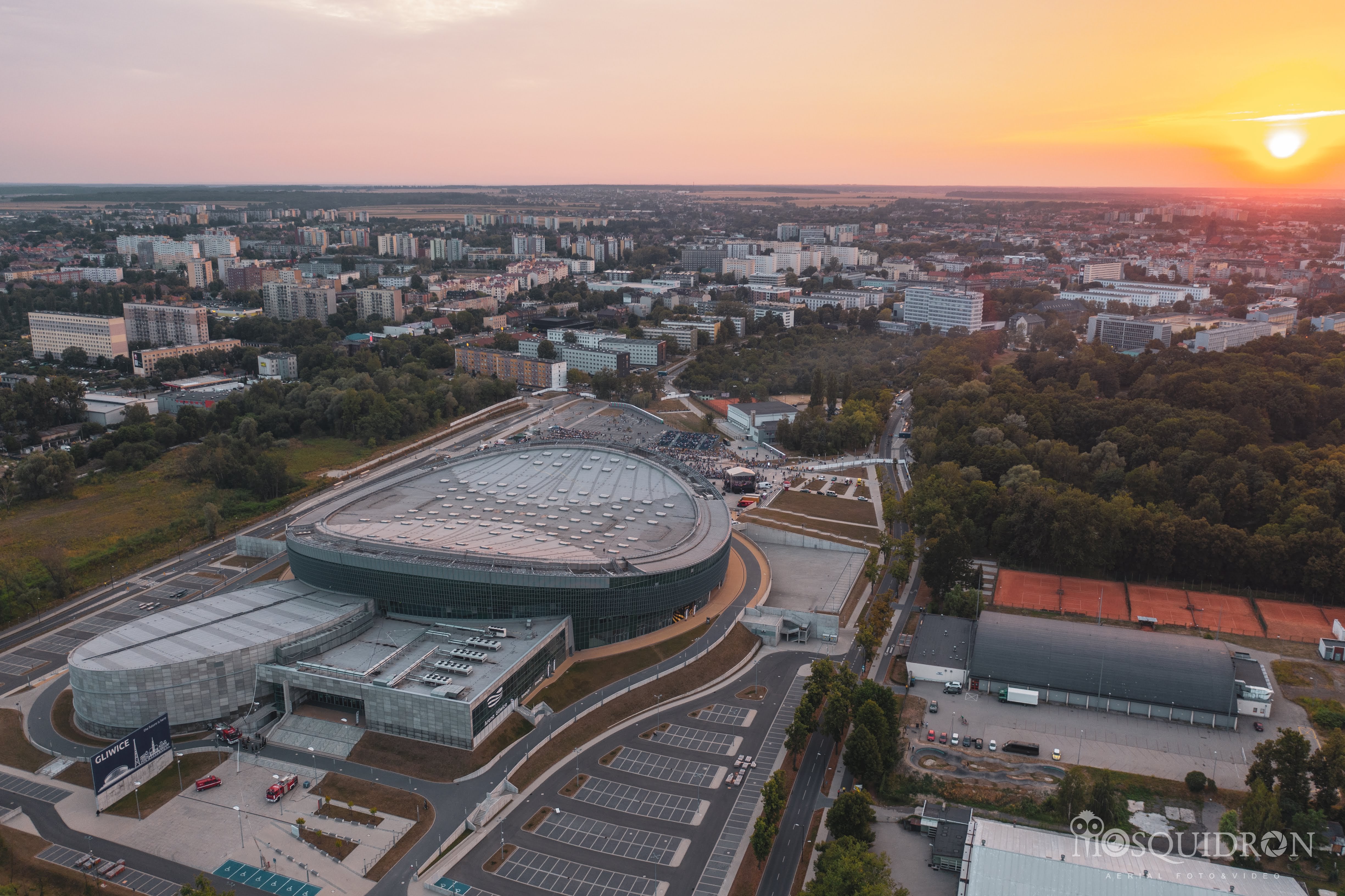 Arena Gliwice na tle zachodzącego słońca
