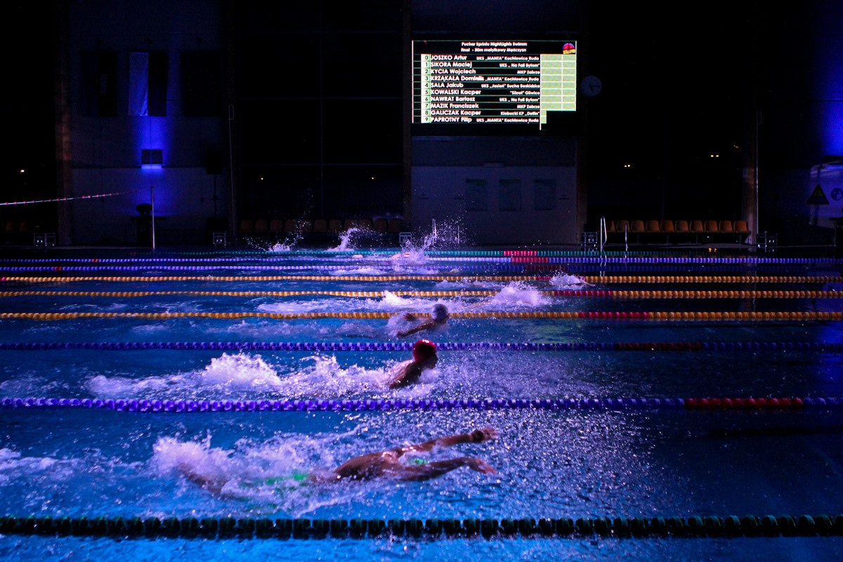 Pływacy podczas wyścigu