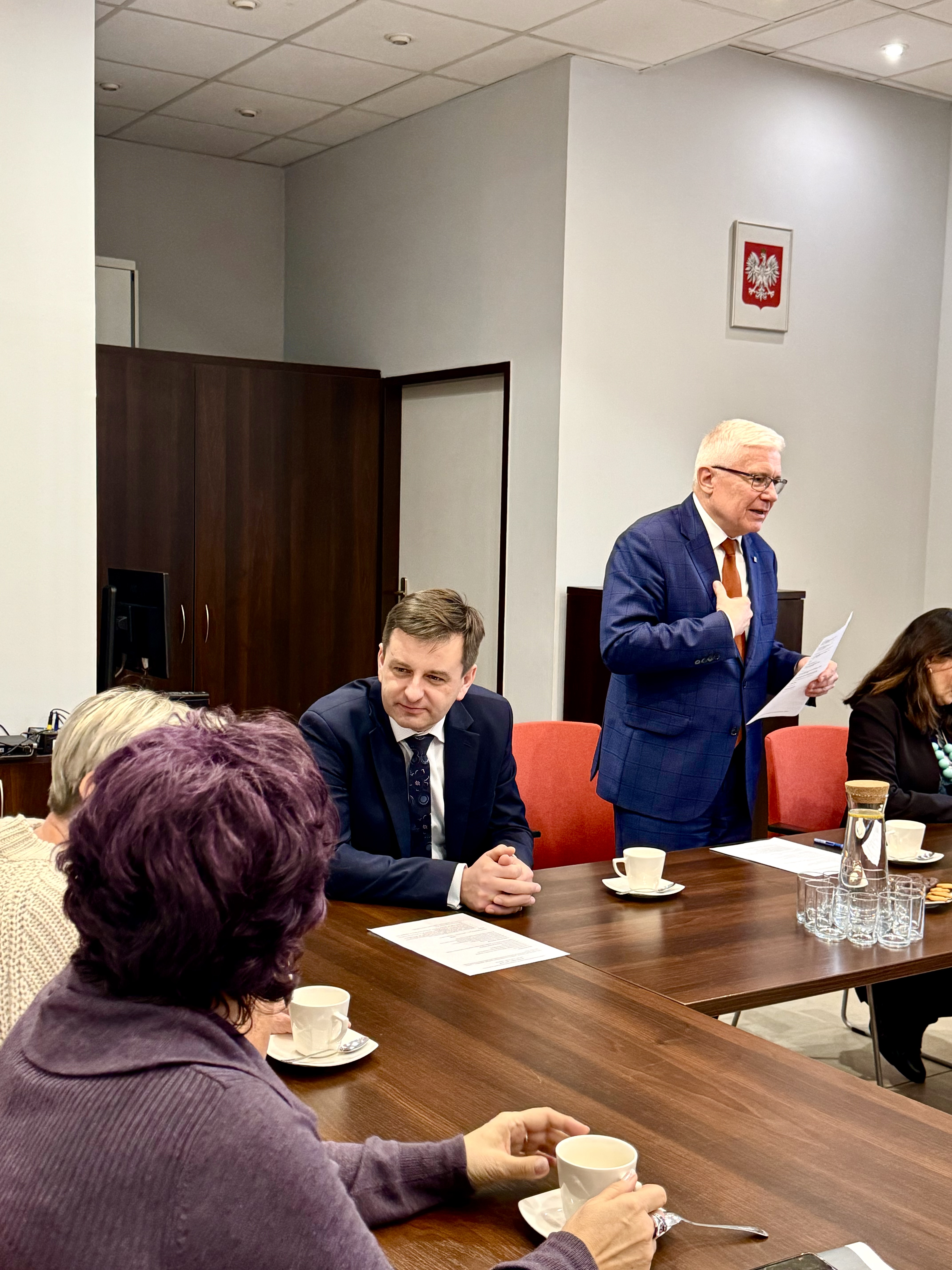 Prezydent Gliwic, Adam Neumann i jego zastępca Mariusz Śpiewok rozmawiający z seniorami