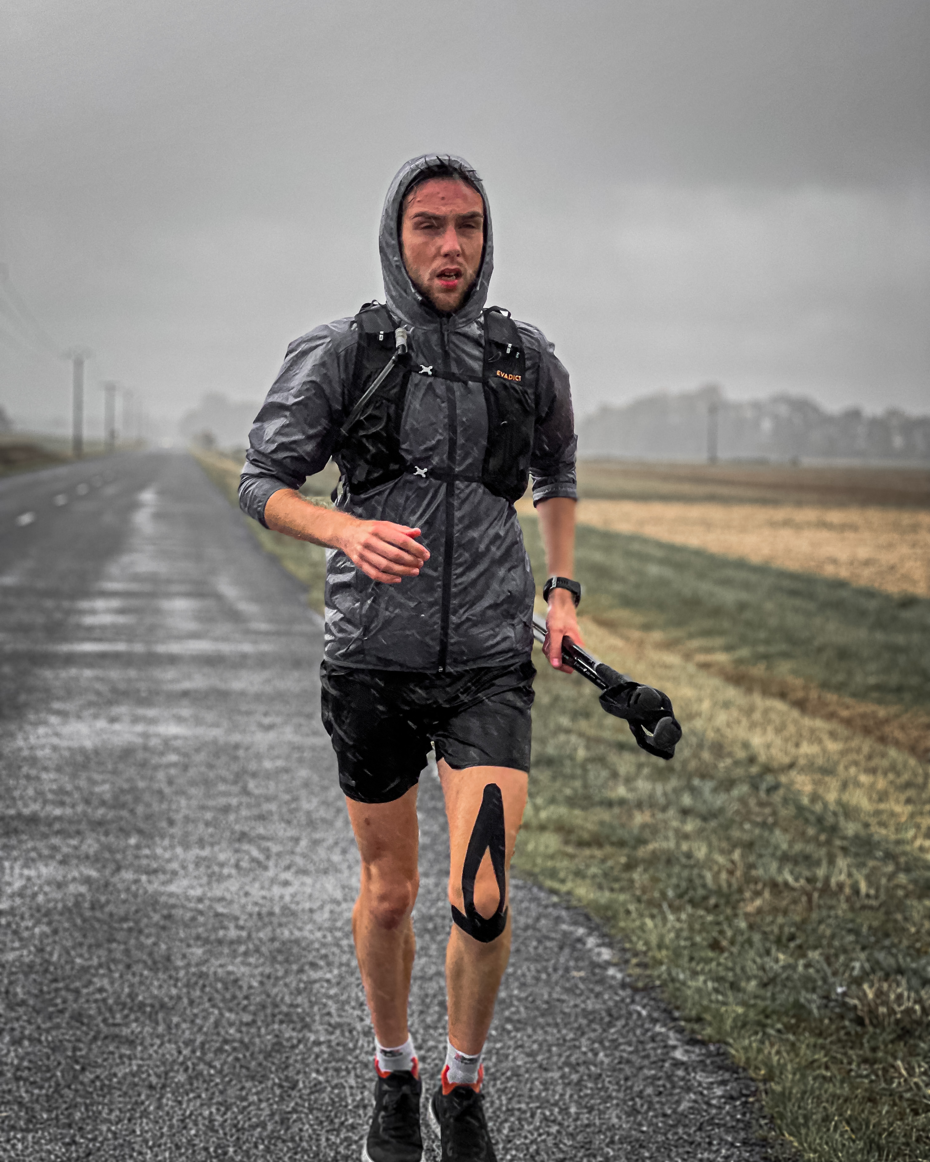 Tomasz Sobania biegnie w deszczu