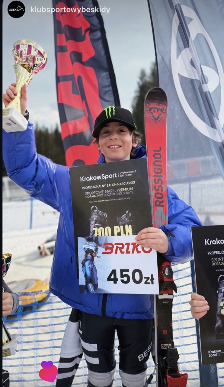 Janek jadący na nartach