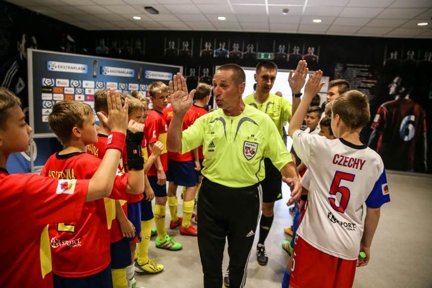 Jerzy Wojewódzki sędziuje mecz piłkarski z dziećmi