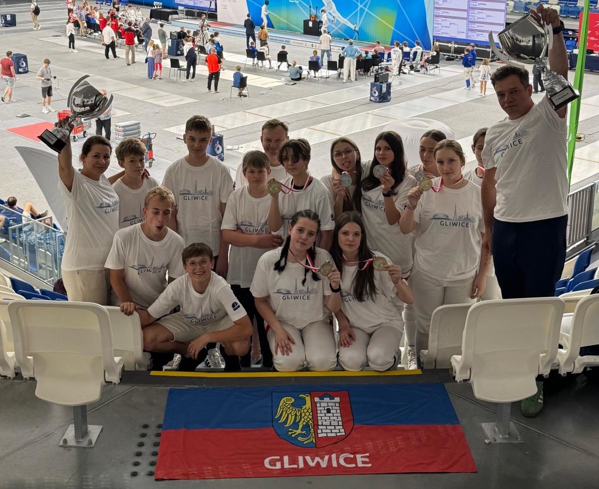 Fot. Szermierze Piasta Gliwice Szpadziści Piasta pozujący z medalami