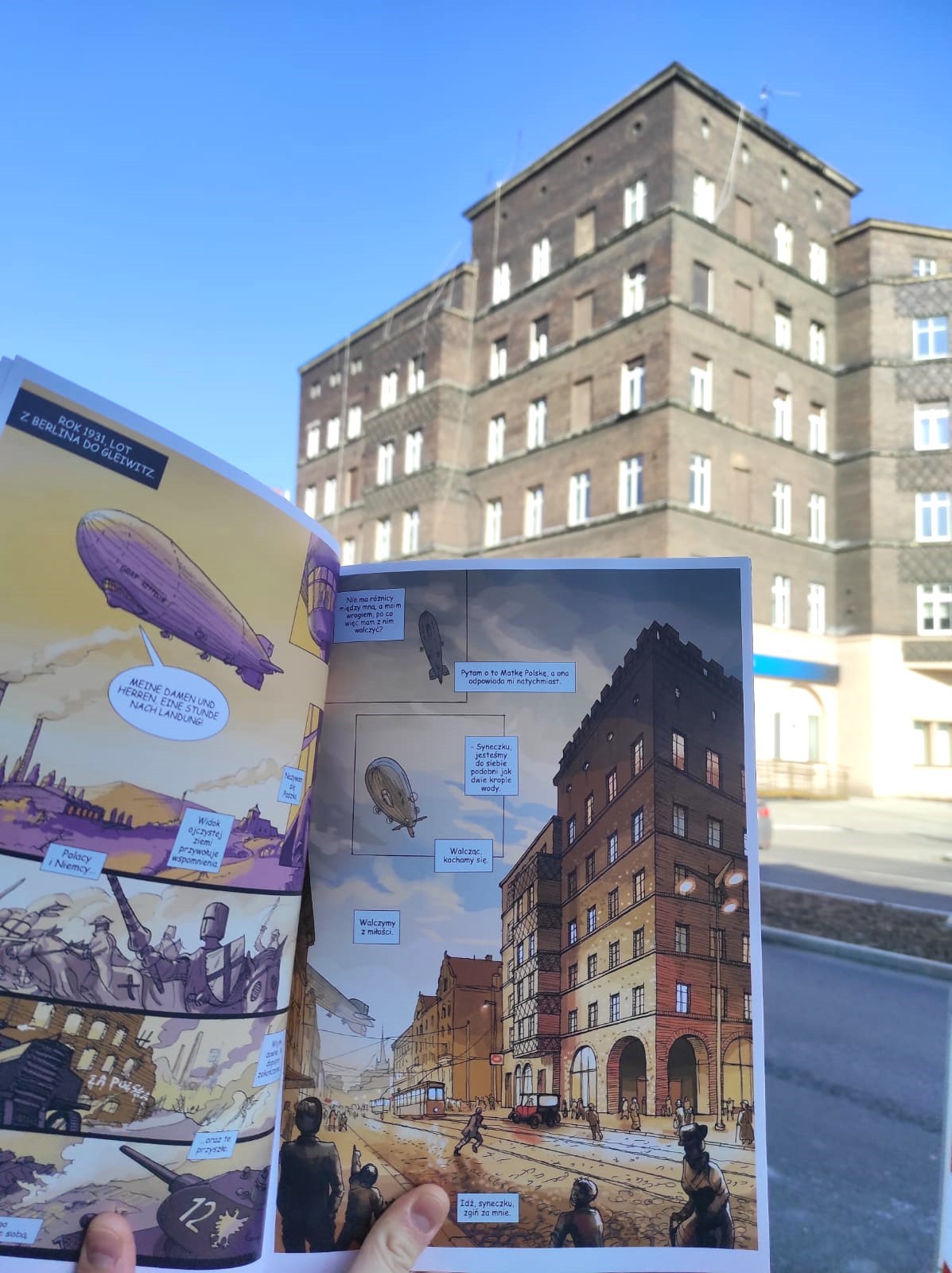 otwarty komiks i widok na budynek przy pl. Piastów