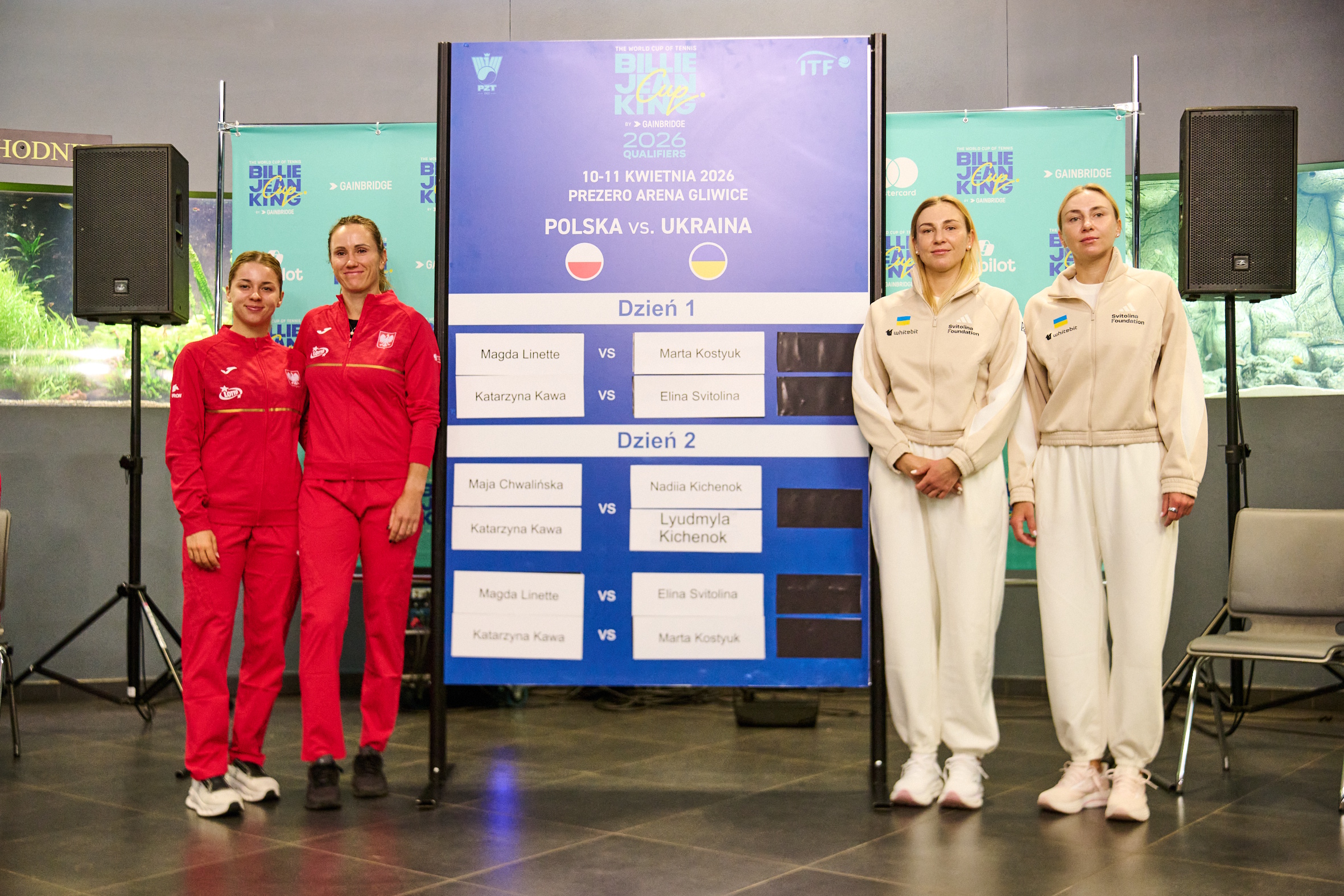 Polski i Ukrainki na tle tablicy meczowej