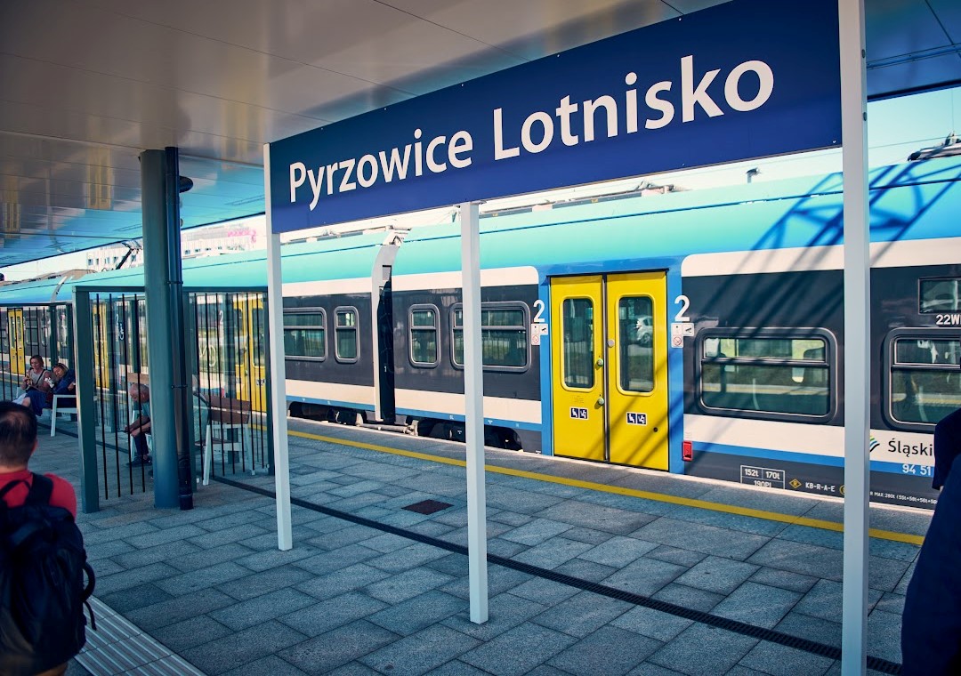 Zdjęcie peronu z napisem Pyrzowice