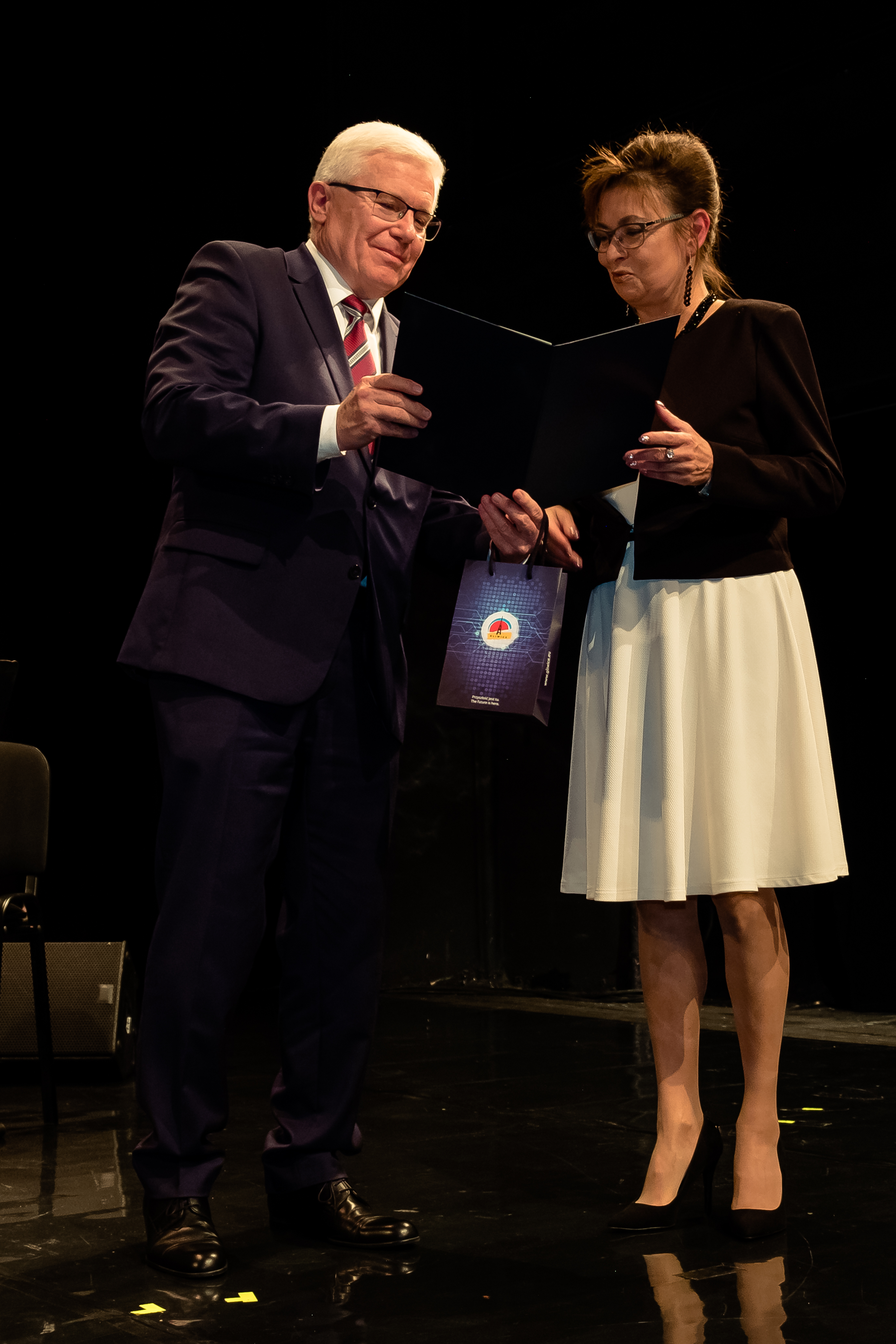 Jolanta Szymura odbeira nagrodę od wiceprezydenta