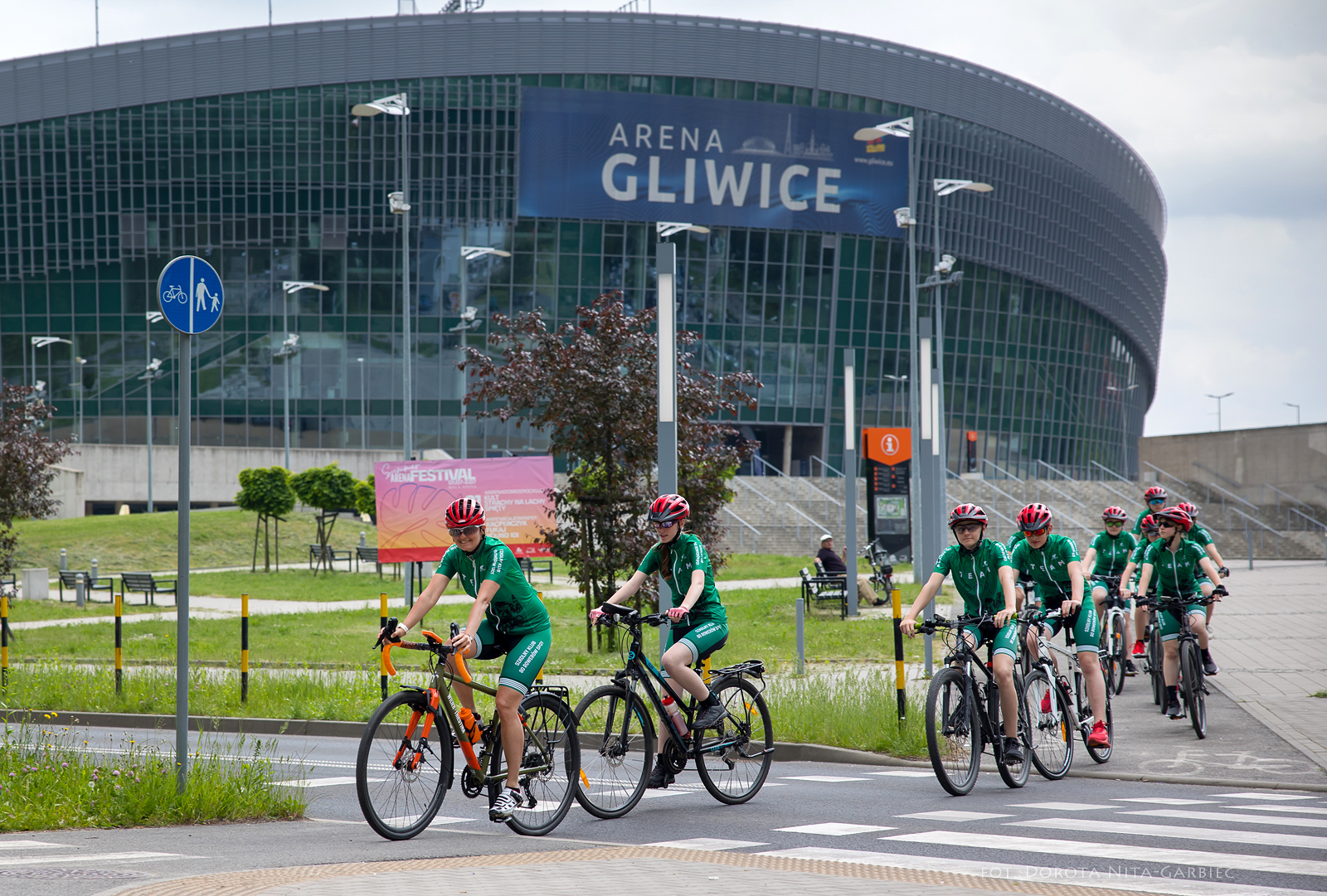 rowerzyści wyruszają sprzed PreZero Areny Gliwice