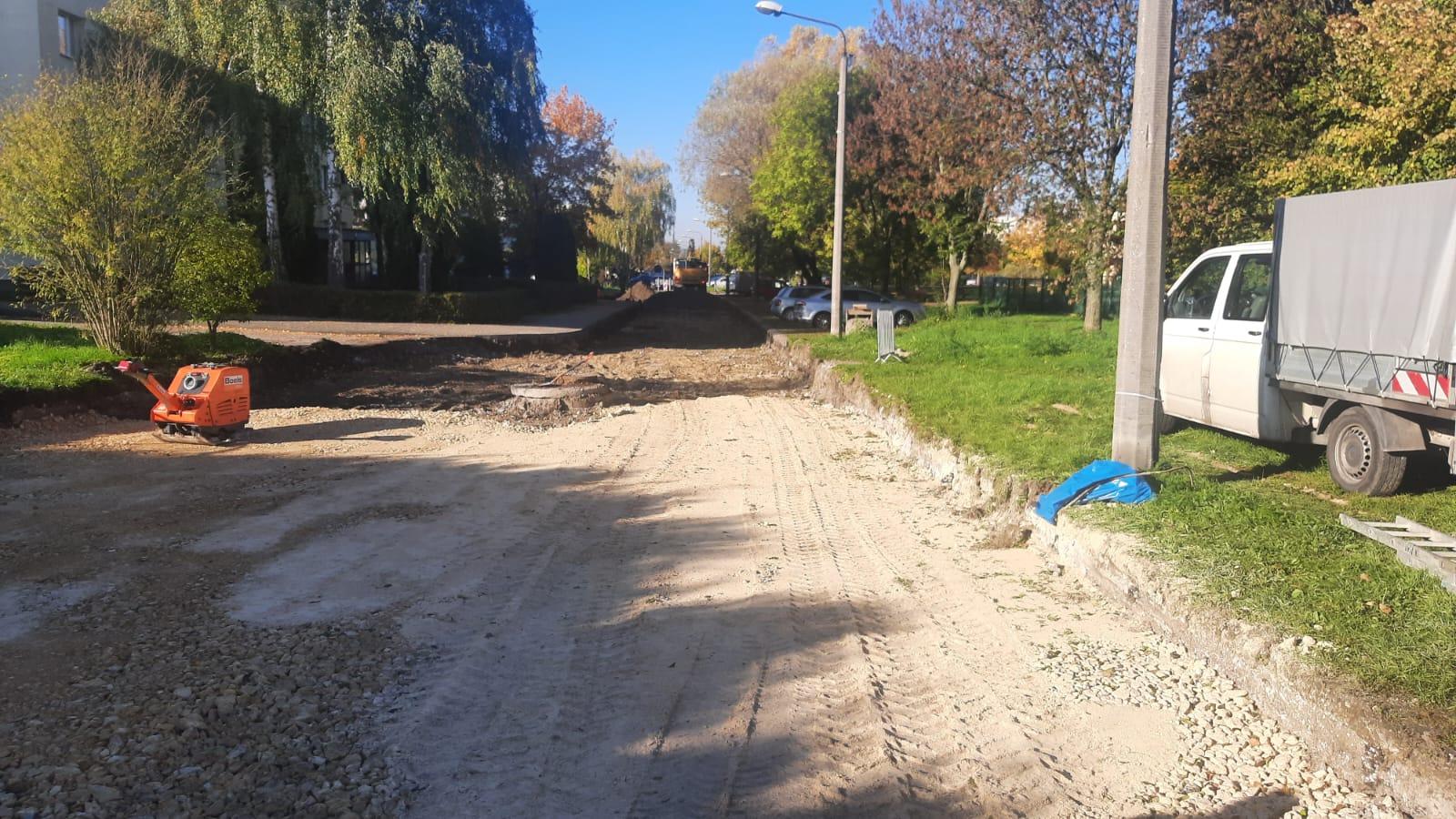 ulica, piasek, drzewa, budynki