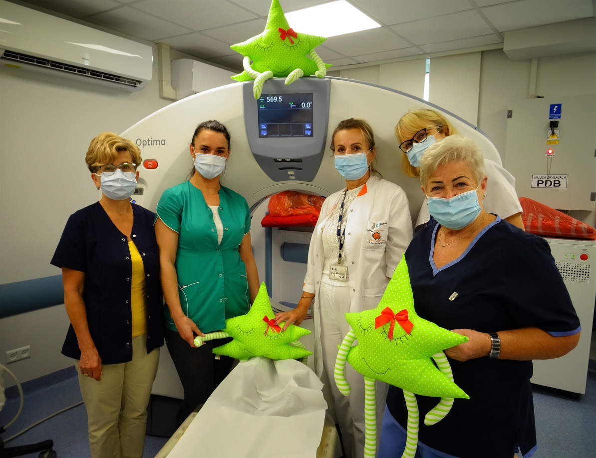 personel szpitala przy tomografie
