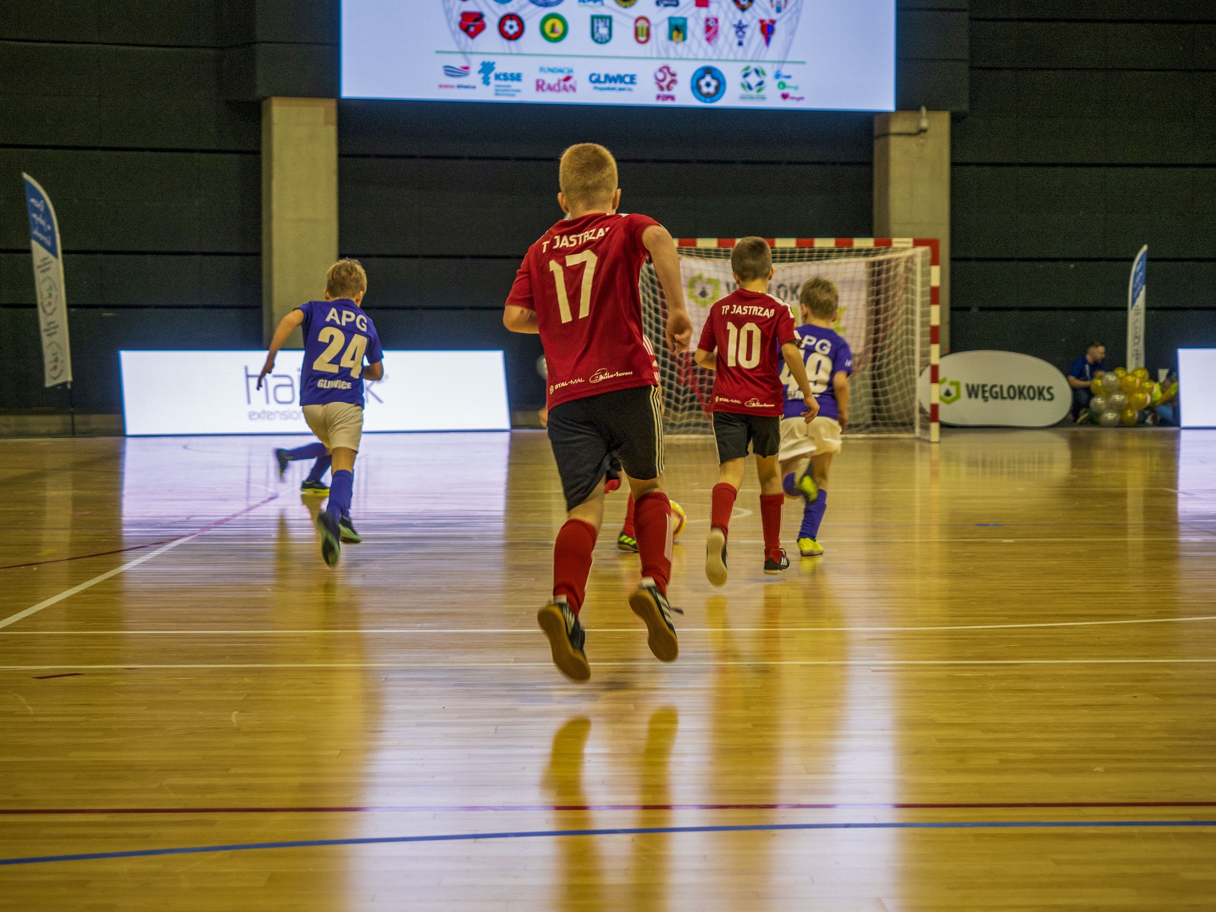 mali piłkarze grają na parkiecie Areny Gliwice