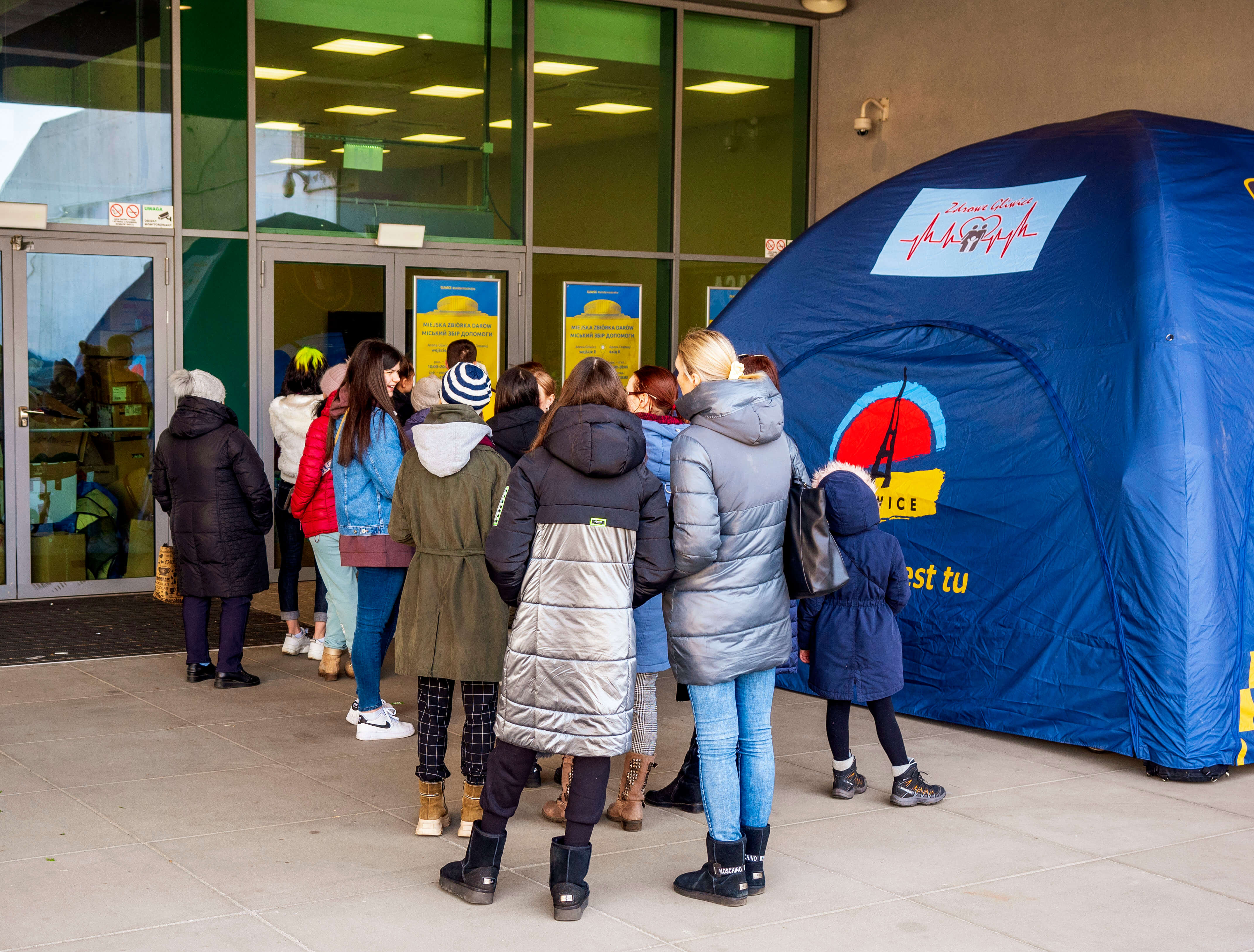 kolejka pod areną i namiot