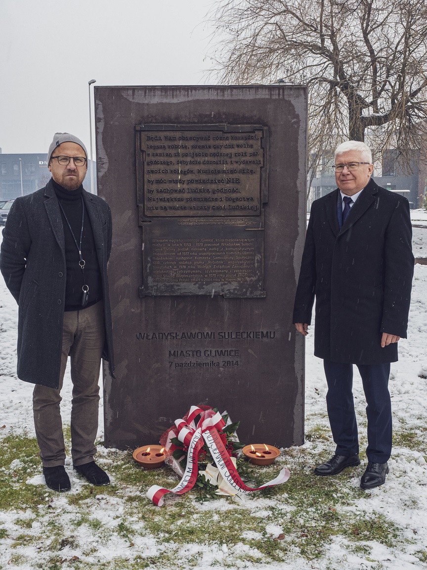 Prezydent Gliwic i dyrektor Muzeum przy pamiątkowej tablicy
