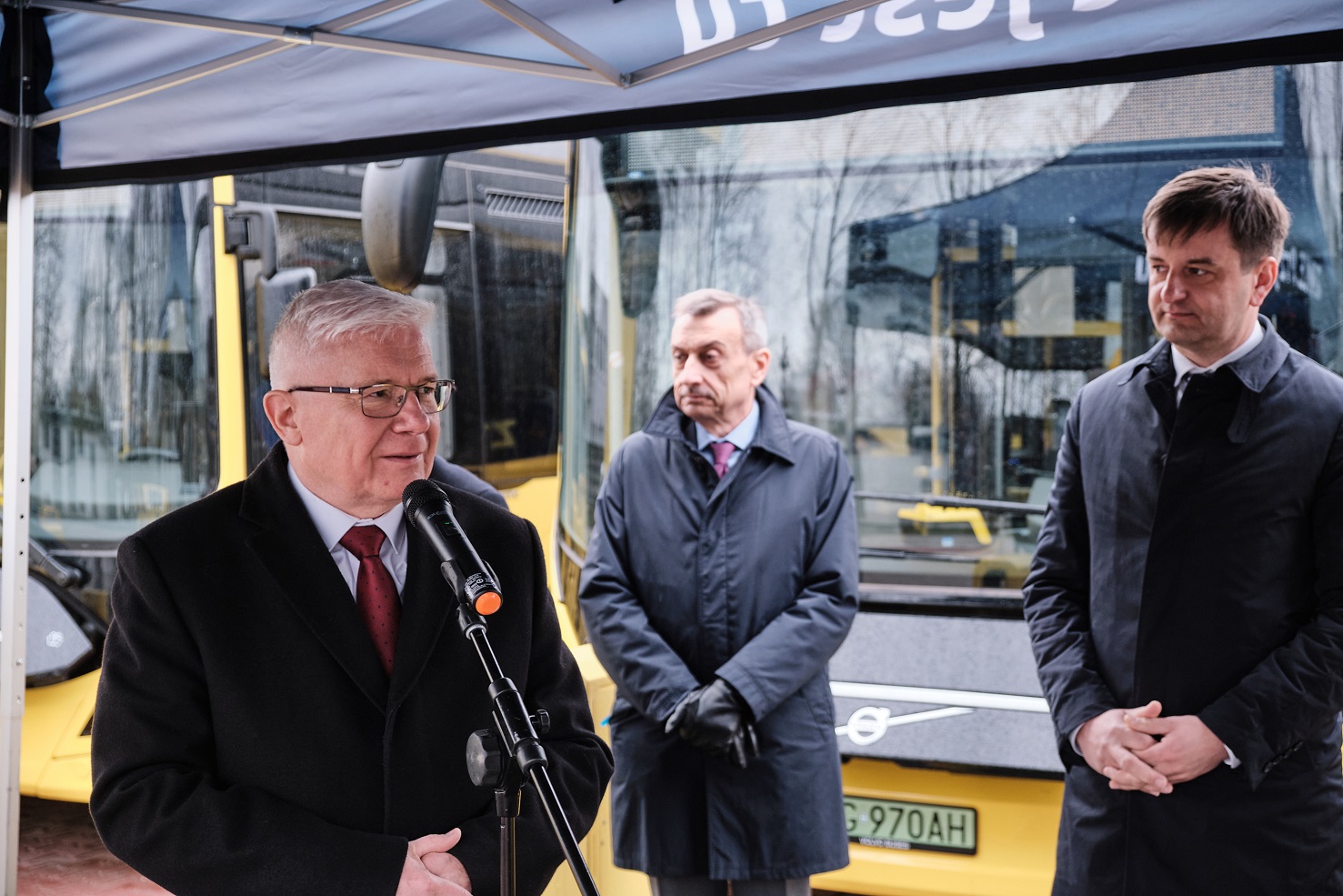 Prezydent Gliwic i zstępca prezydenta na tle autobusów